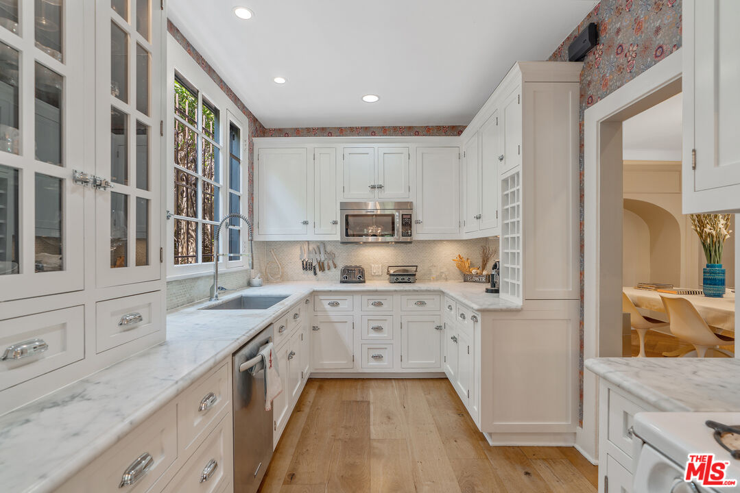 Los Angeles, California, 90005, United States, 3 Bedrooms Bedrooms, ,3 BathroomsBathrooms,Residential,For Sale,1876512