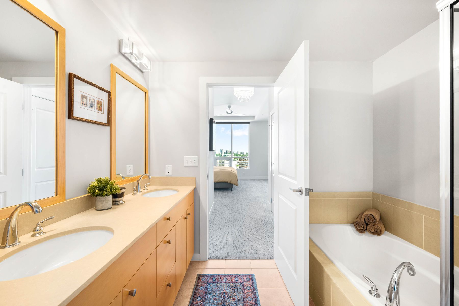  Two Parking Spaces and One of Largest Living/Dining Spaces Downtown - 物件實景