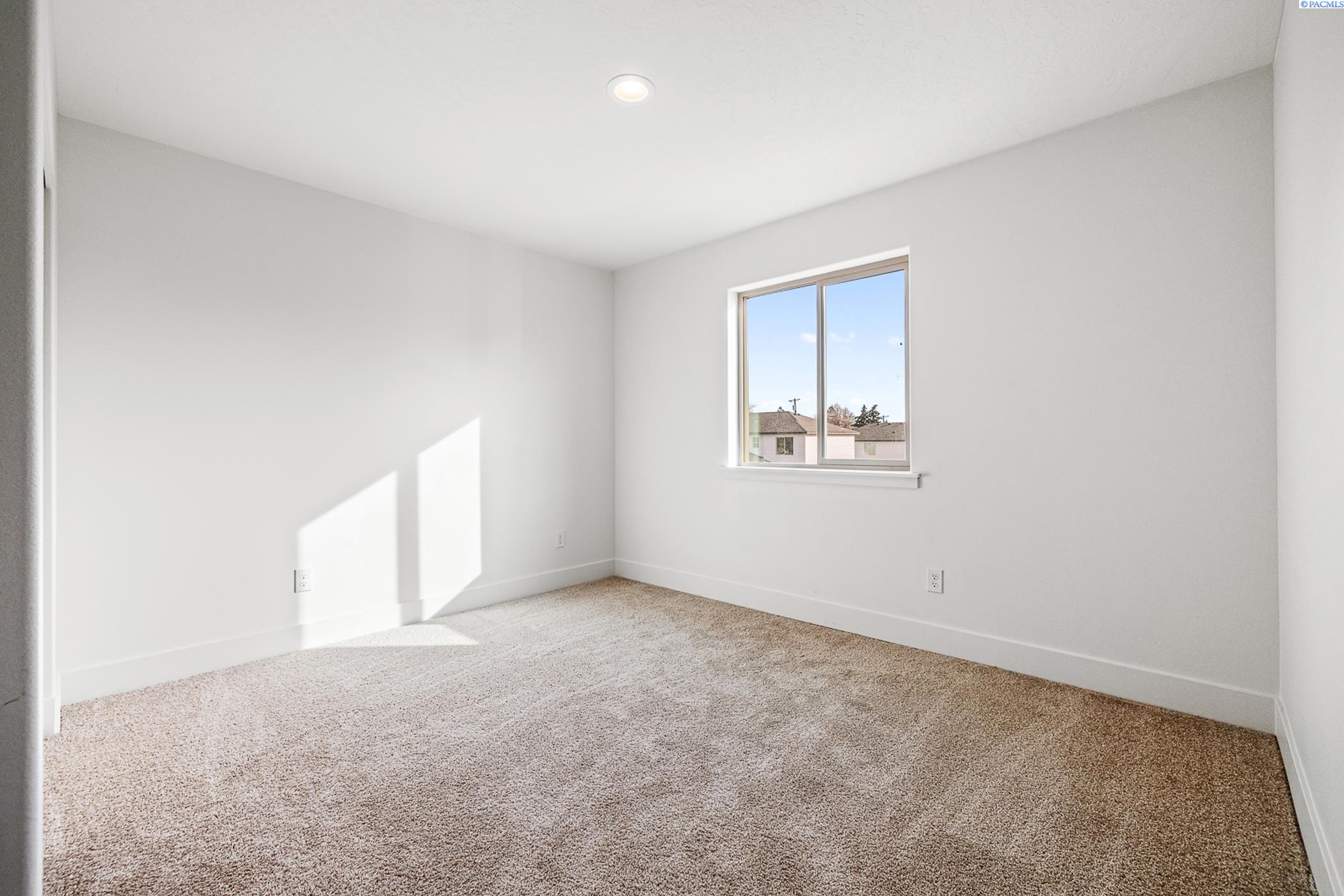Kennewick, Washington, 99337, United States, 7 Bedrooms Bedrooms, ,Residential,For Sale,1794689