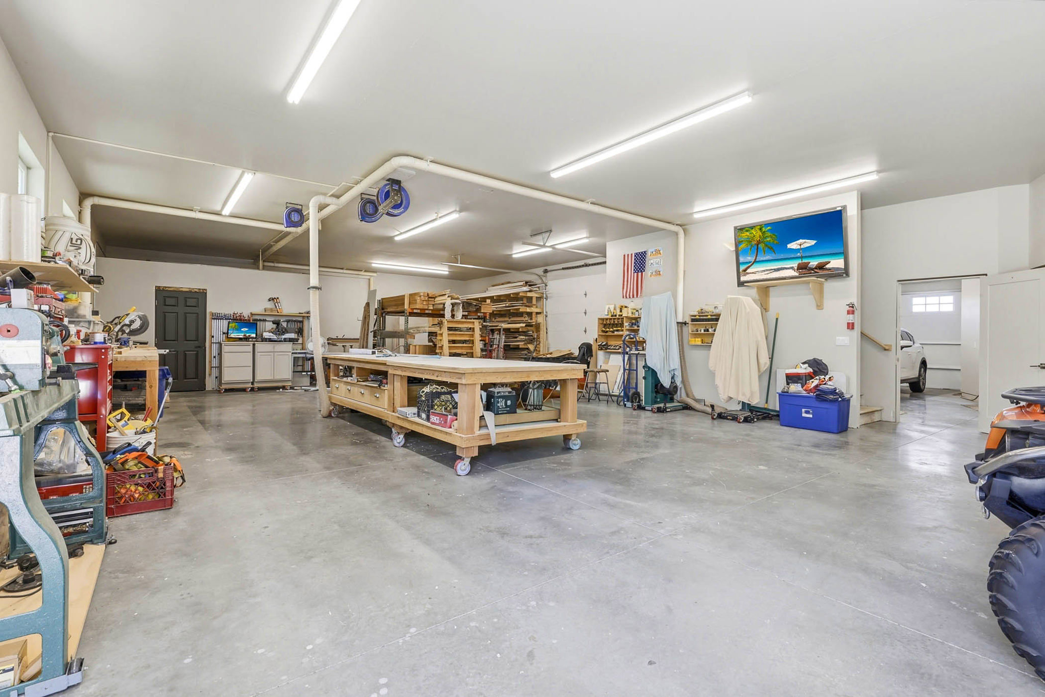  1.41 Acres, Attached Shop/ Workshop Room for Pool - 物件實景