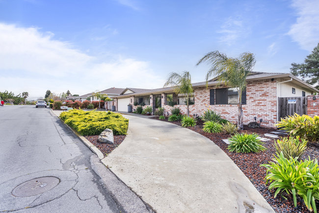 Hollister, California, 95023, United States, 3 Bedrooms Bedrooms, ,2 BathroomsBathrooms,Residential,For Sale,1882231