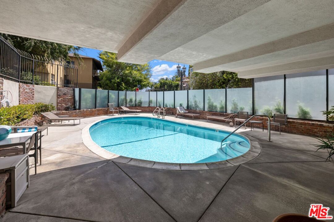 Los Angeles, California, 90068, United States, 2 Bedrooms Bedrooms, ,2 BathroomsBathrooms,Residential,For Sale,1939987