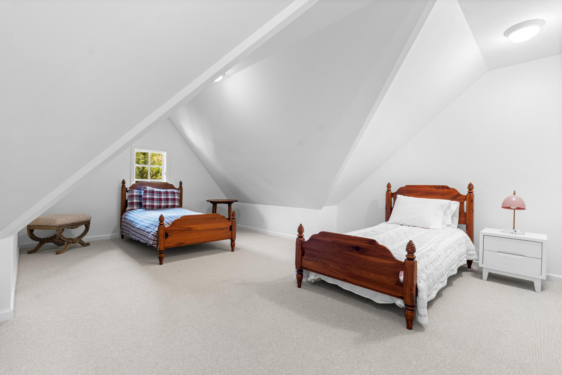  Sophisticated Newer Custom-built Home in Desirable Garden Hills - 物件實景