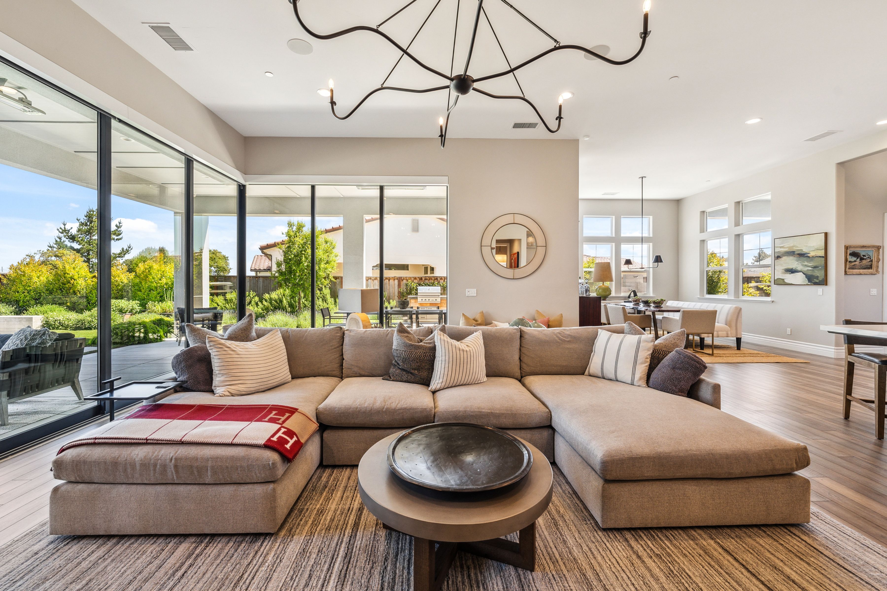  3007 Bluffs Drive - 物件實景