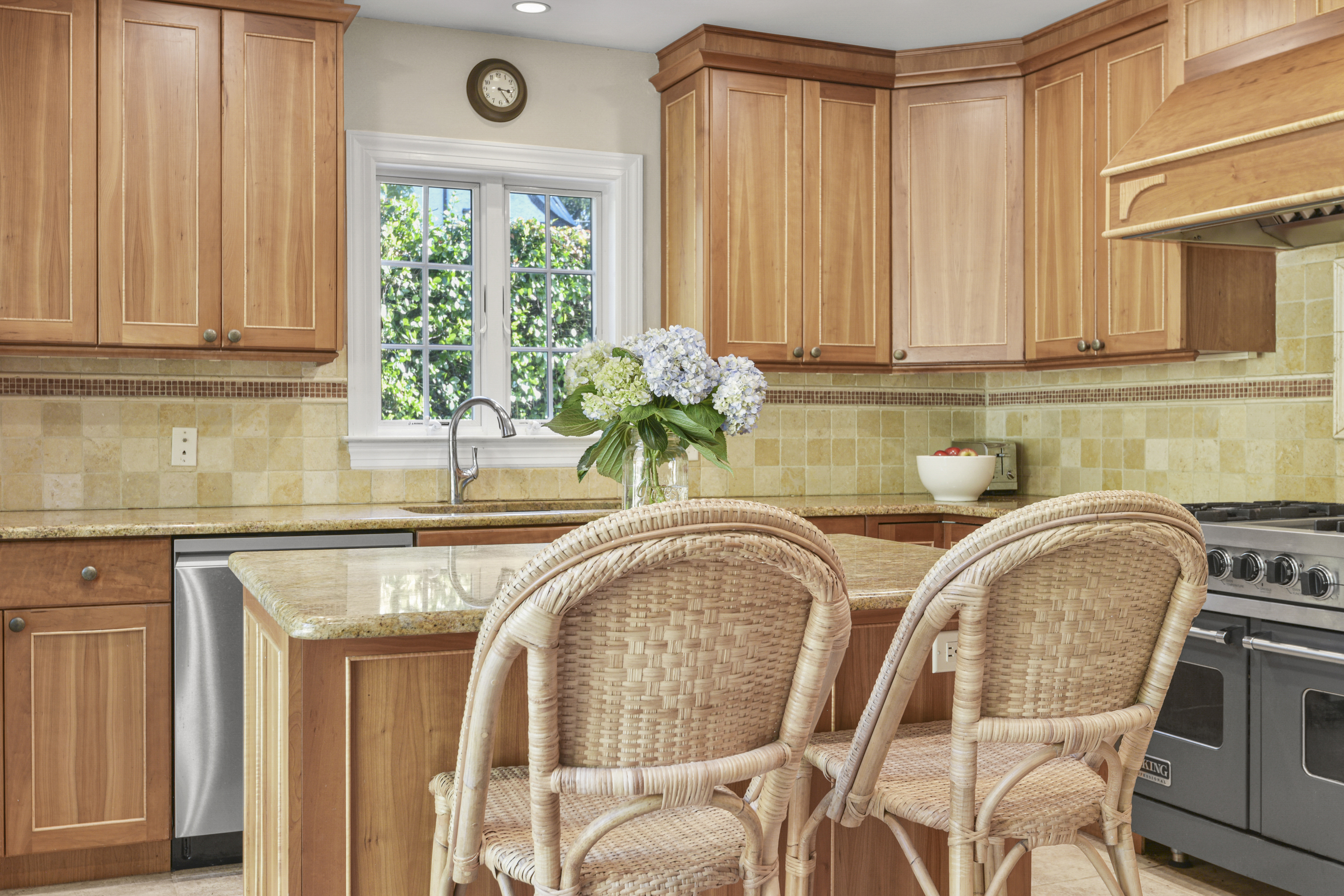  Sun-Filled Larchmont Woods Colonial - 物件實景
