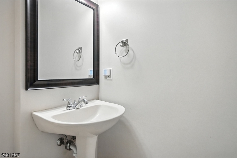 Berkeley Heights Twp., New Jersey, 07922, United States, 2 Bedrooms Bedrooms, ,3 BathroomsBathrooms,Residential,For Sale,1939510