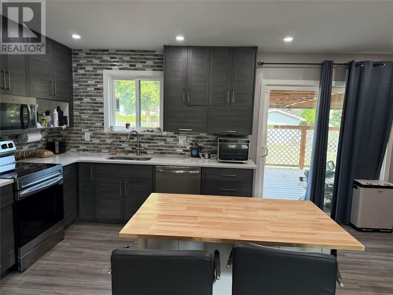 KAMLOOPS, British Columbia, V2H 1L4, CA, 4 Bedrooms Bedrooms, ,2 BathroomsBathrooms,Residential,For Sale,1874935