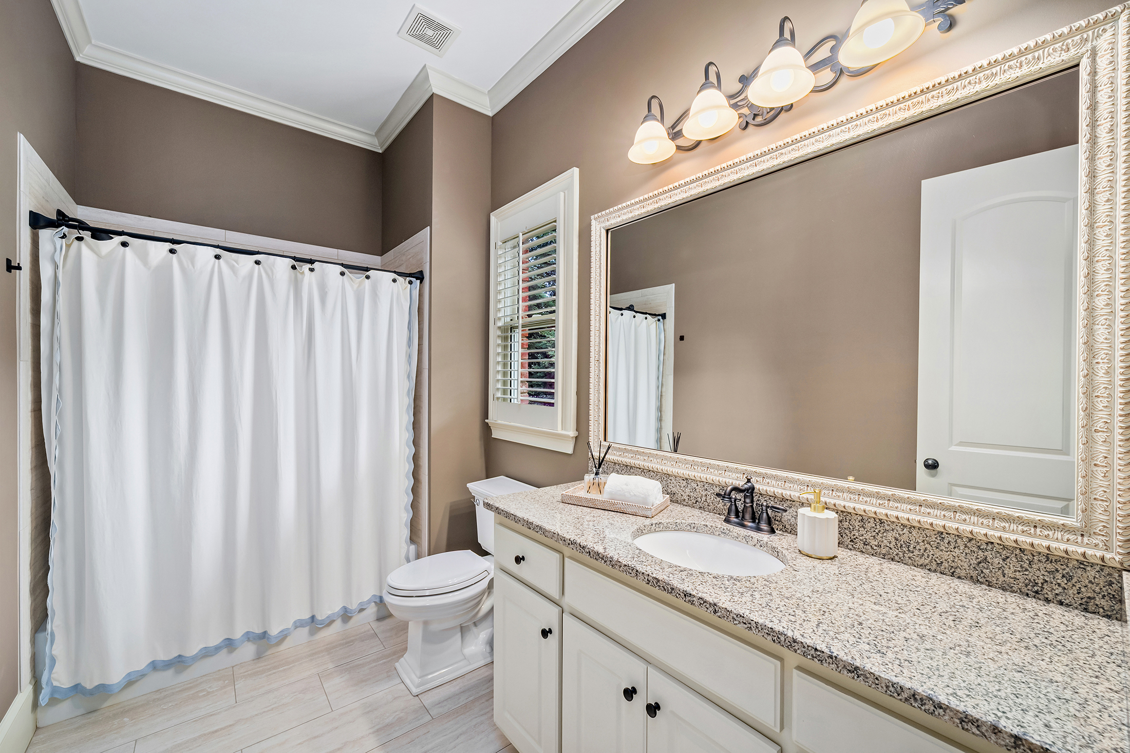  Meticulous Brick Estate Blends Timeless Architecture with Elevated Design - 物件實景