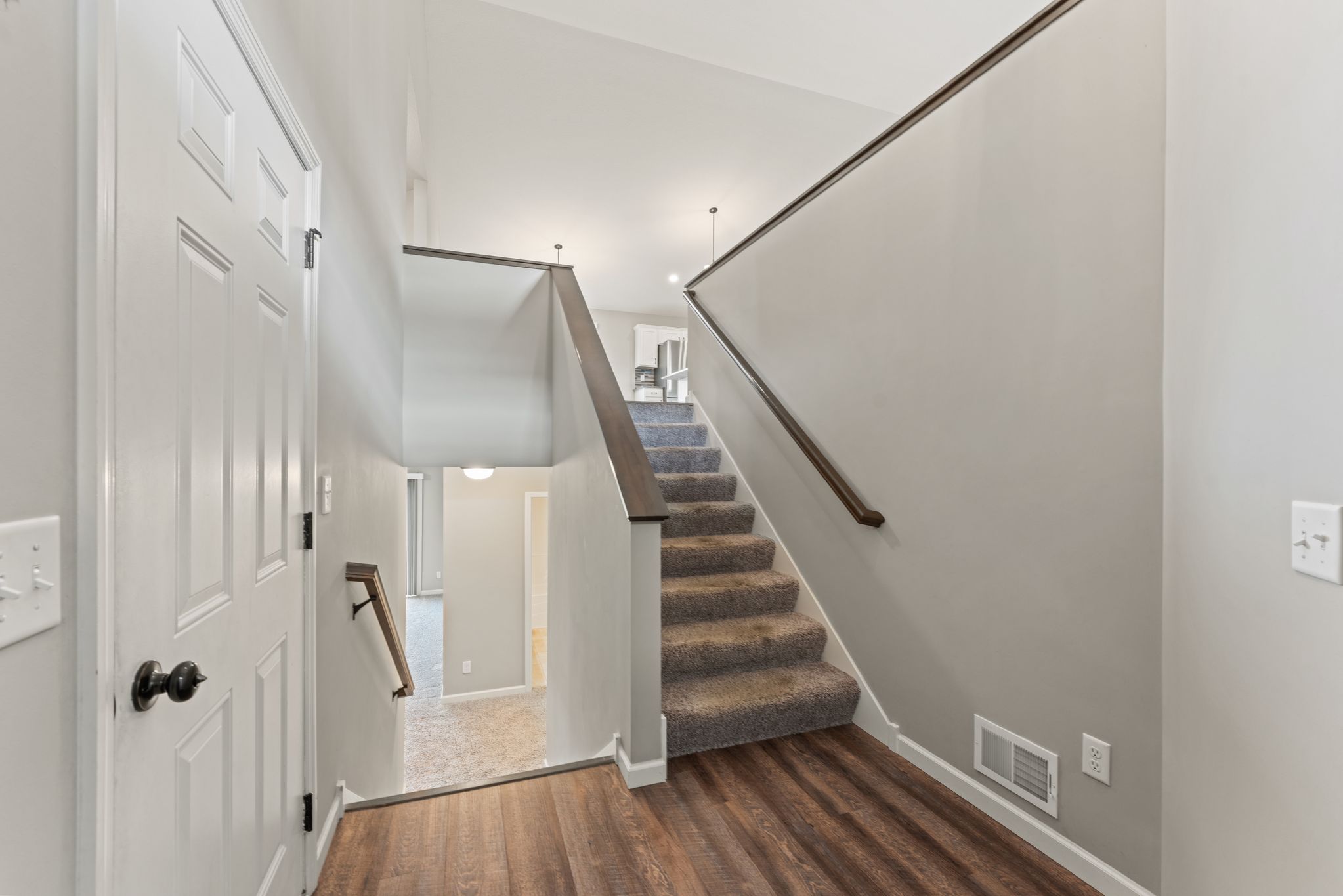 Spacious Walkout Living on a Prime Corner Lot - 物件實景
