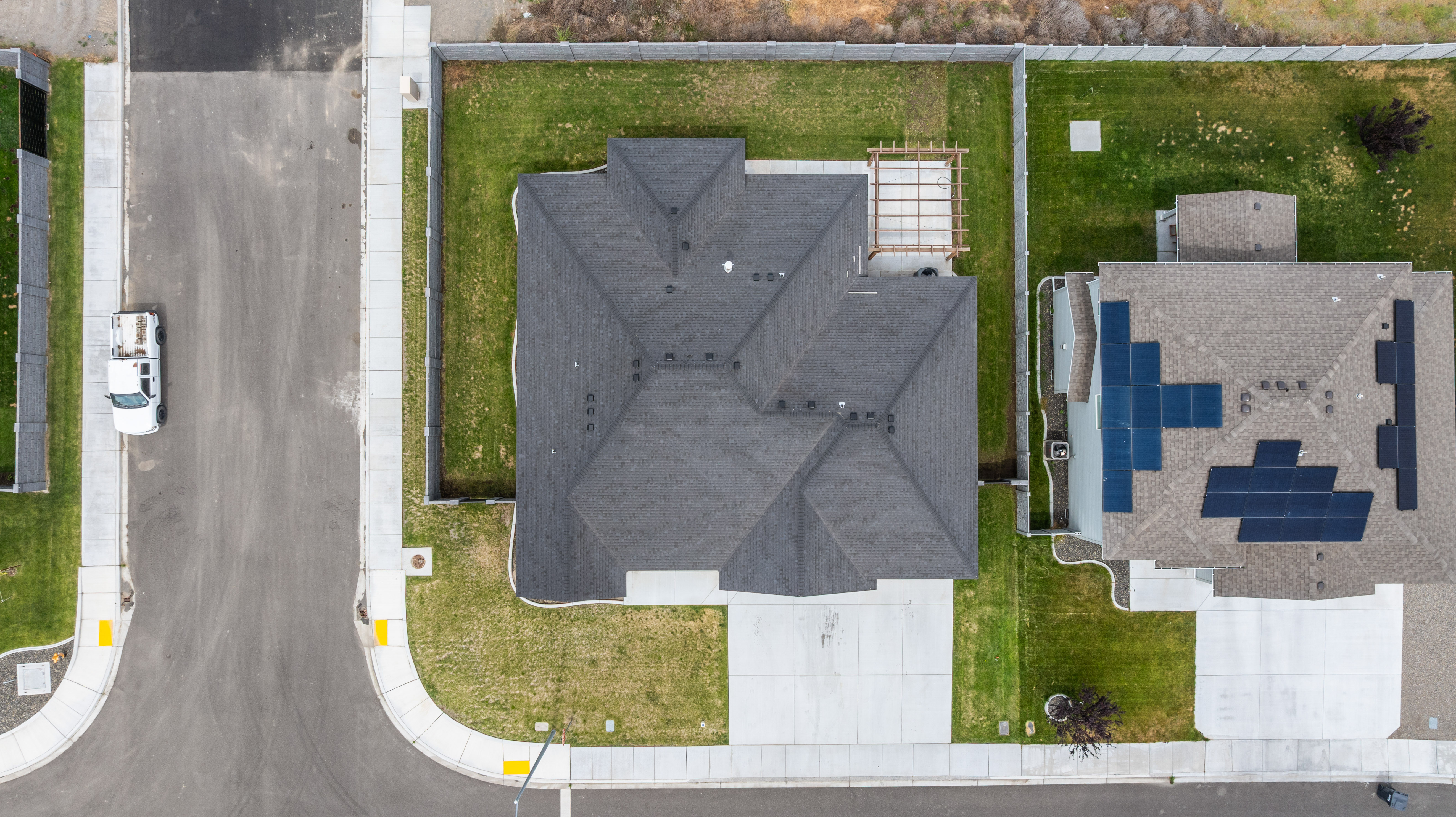  Like New, Fully Fenced, Corner Lot & 4-Car Garage - 物件實景