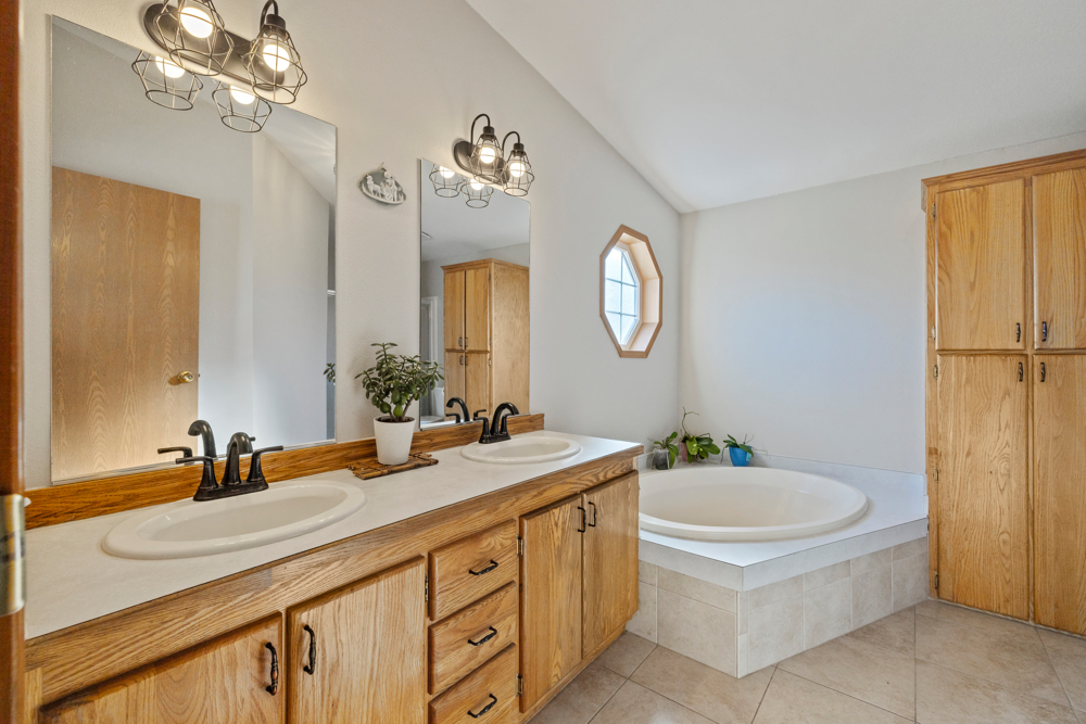 KLAMATH FALLS, Oregon, 97603, United States, 3 Bedrooms Bedrooms, ,2 BathroomsBathrooms,Residential,For Sale,1984310