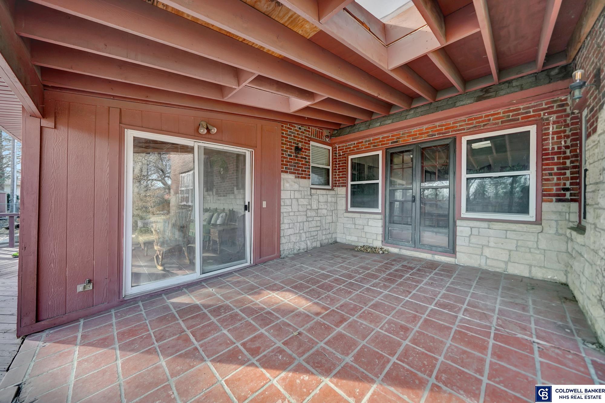 Lincoln, Nebraska, 68510, United States, 6 Bedrooms Bedrooms, ,2 BathroomsBathrooms,Residential,For Sale,1796246