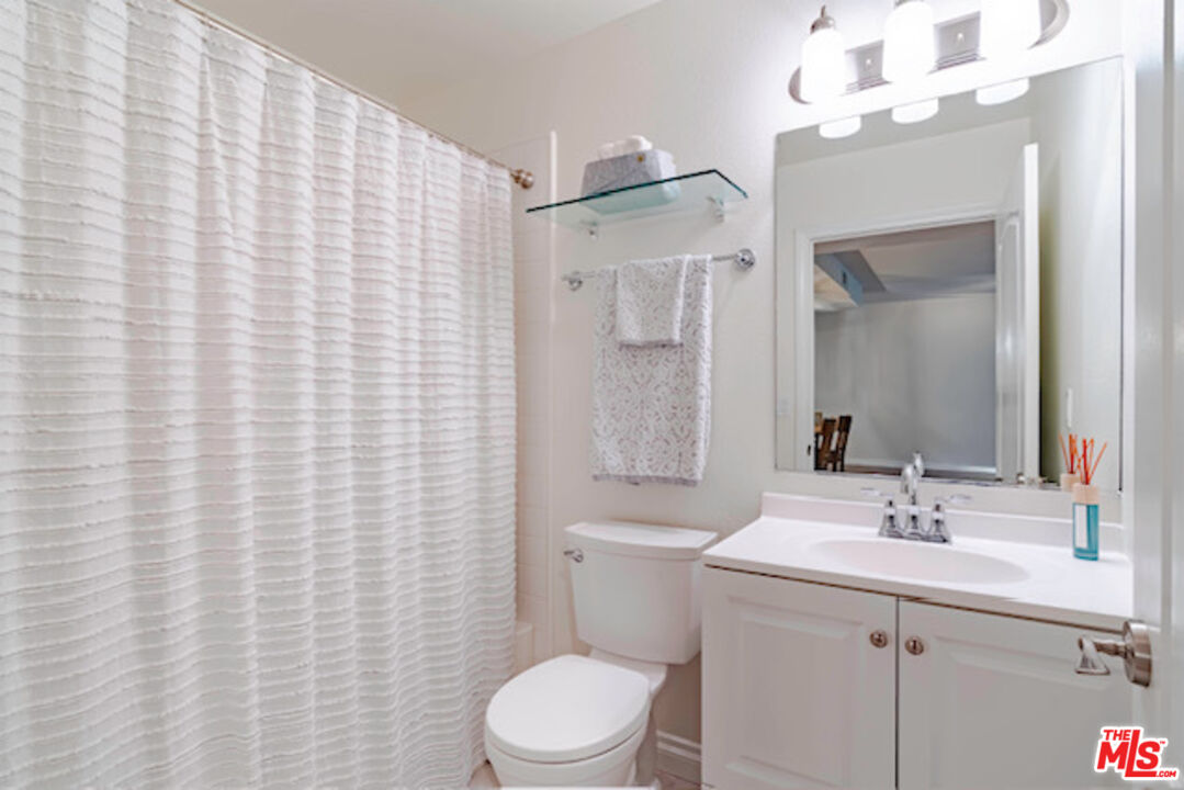 Los Angeles, California, 90019, United States, 2 Bedrooms Bedrooms, ,2 BathroomsBathrooms,Residential,For Sale,1998482