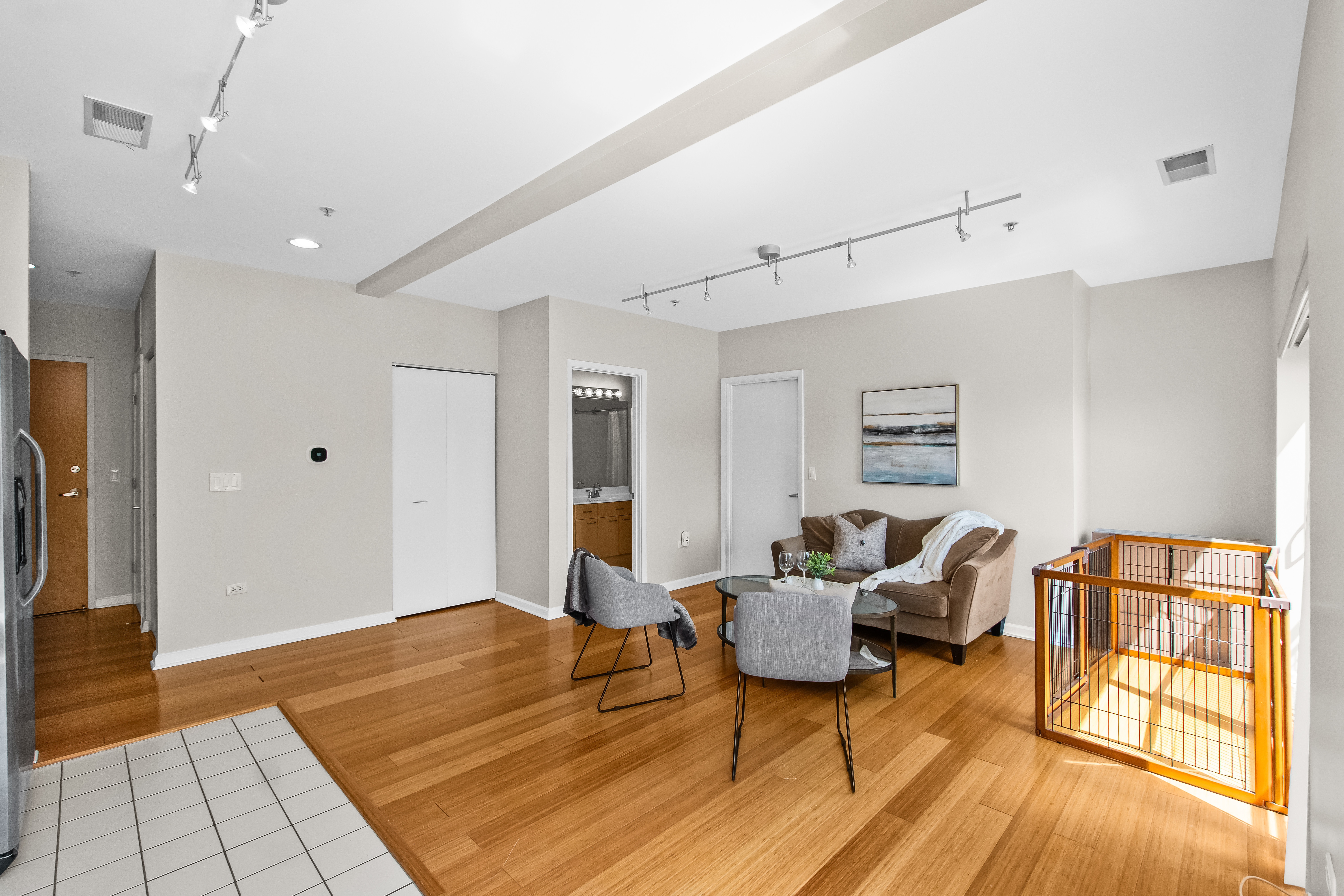  Spacious Unit in Desirable Chicago Avenue Place - 物件實景