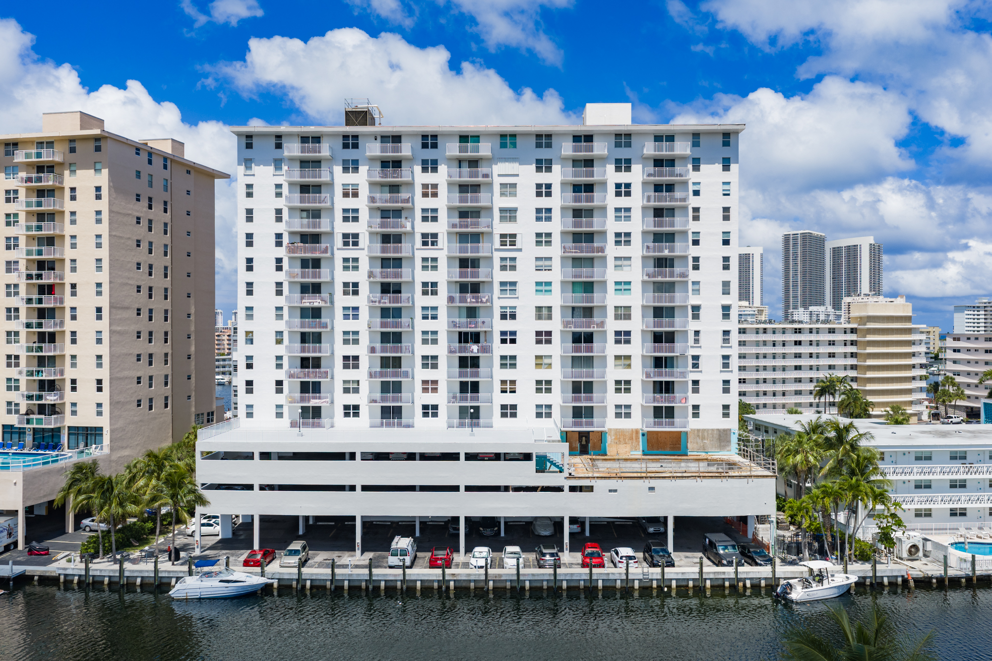  427 Golden Isles Dr, Hallandale Beach, FL, 33009 - 物件實景