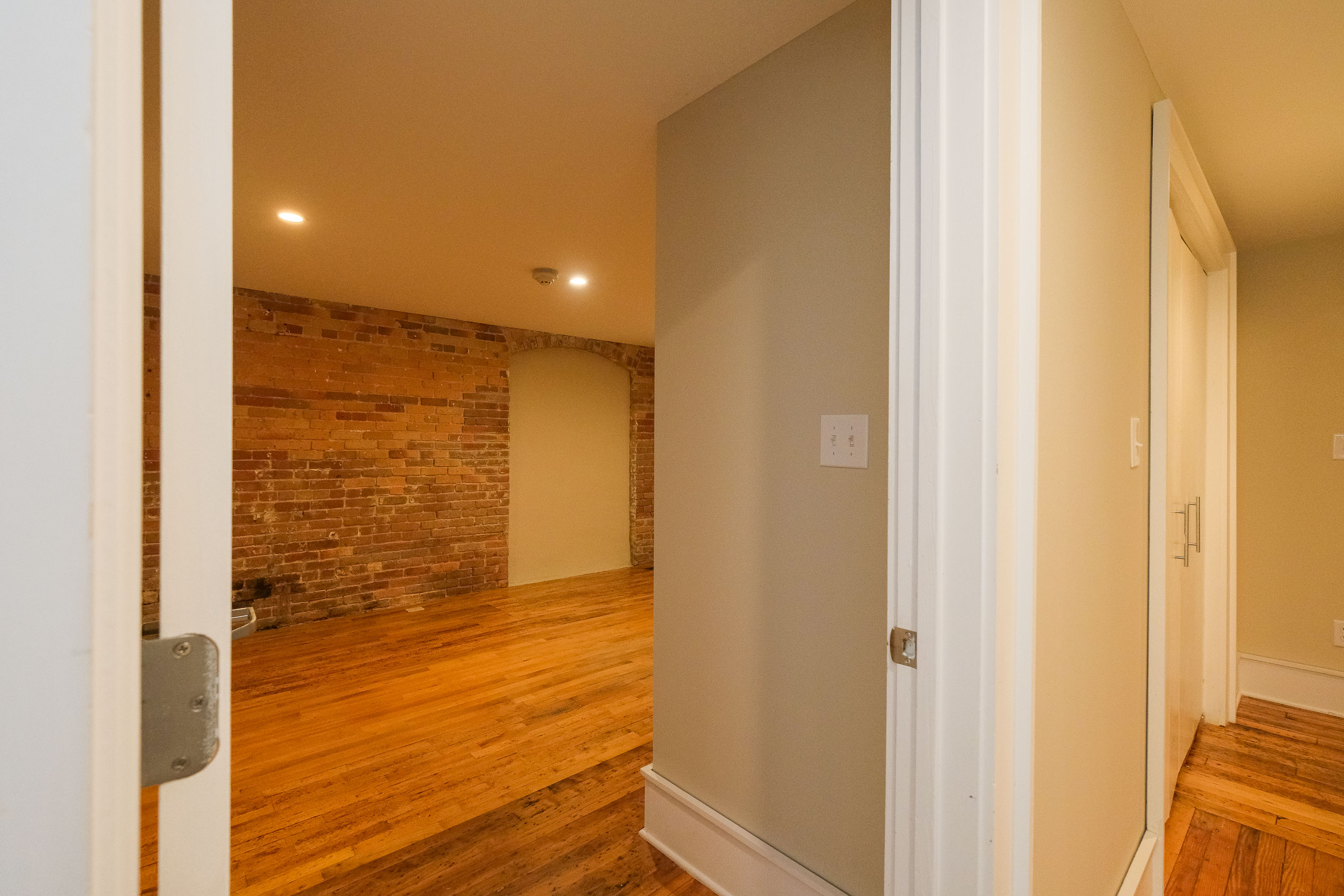  MILL CONDO WITH PRIVATE EXTERIOR ENTRANCE - 物件實景