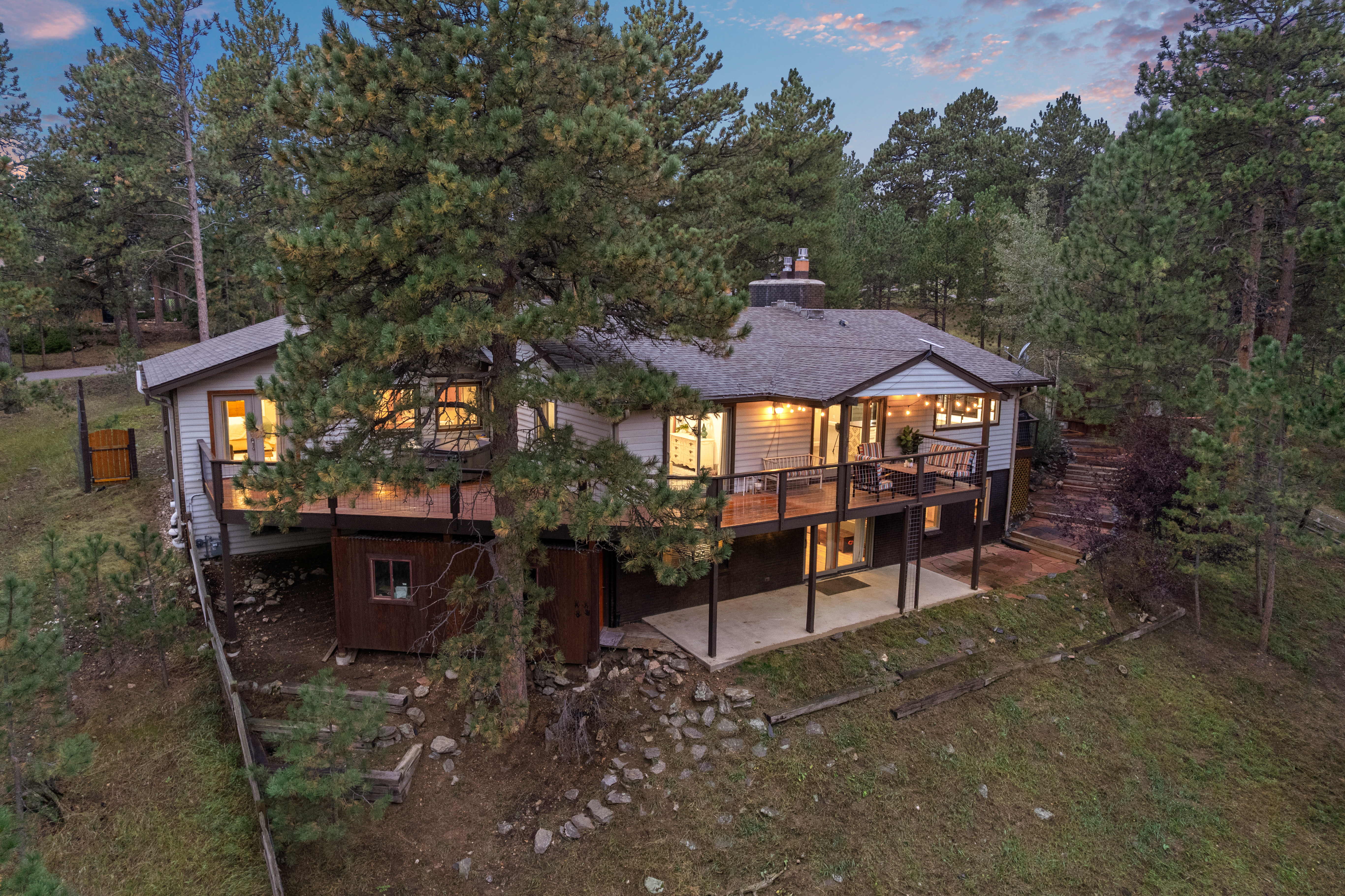  Meticulously Renovated Home in Hiwan with Sophisticated Take on Mountain Living - 物件實景
