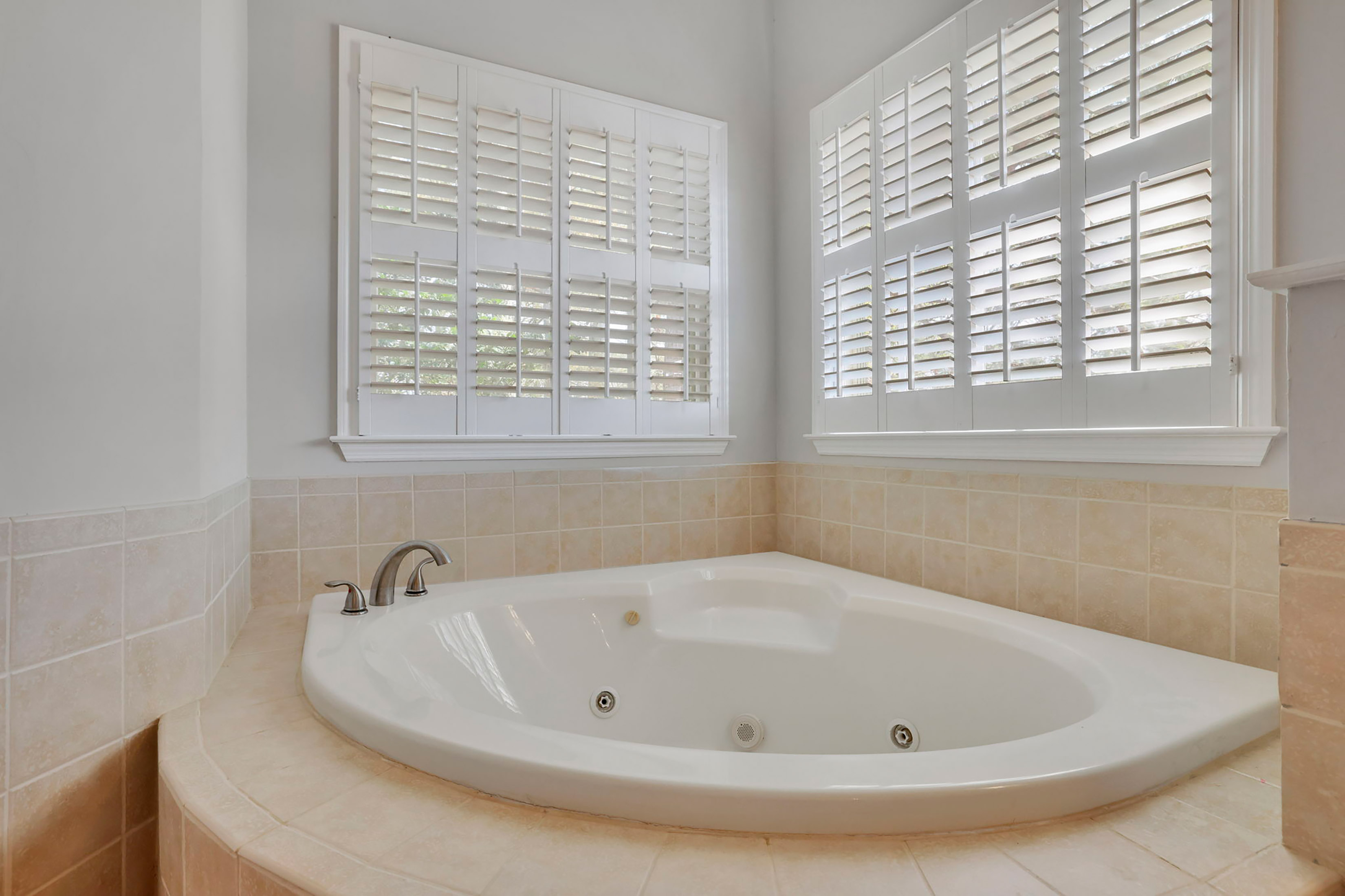  Beautifully Maintained Home Nestled Within a Quiet and Established Community - 物件實景