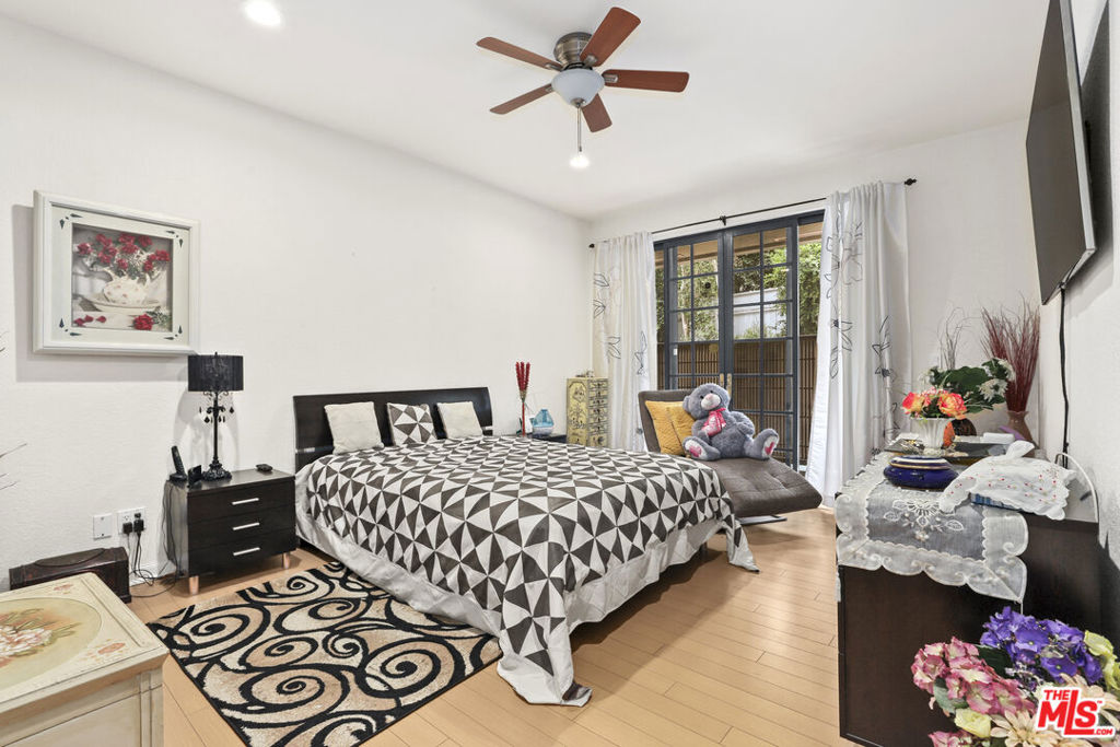 Sherman Oaks, California, 91423, United States, 2 Bedrooms Bedrooms, ,1 BathroomBathrooms,Residential,For Sale,1976281