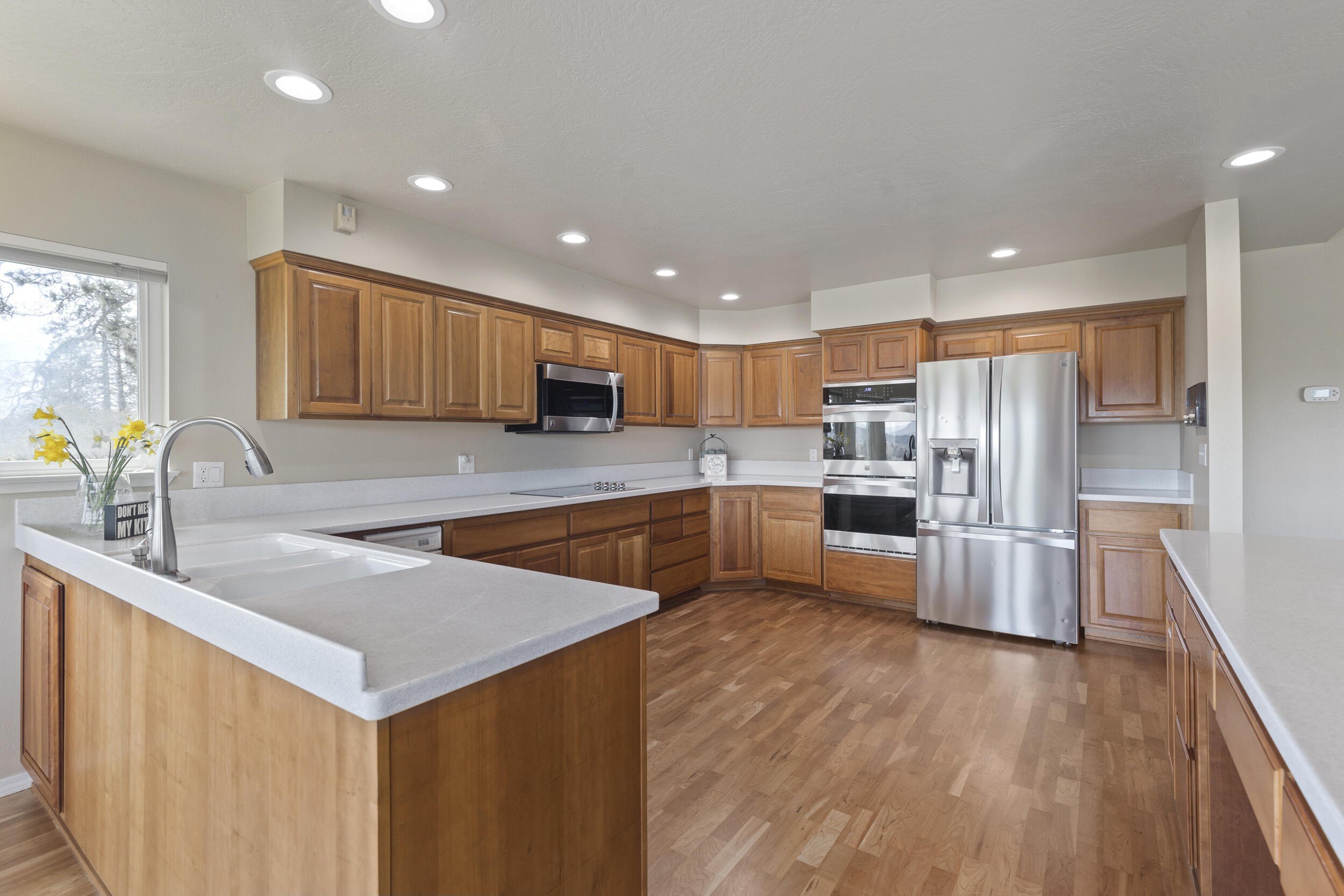 Grants Pass, Oregon, 97526, United States, 4 Bedrooms Bedrooms, ,6 BathroomsBathrooms,Residential,For Sale,1765933