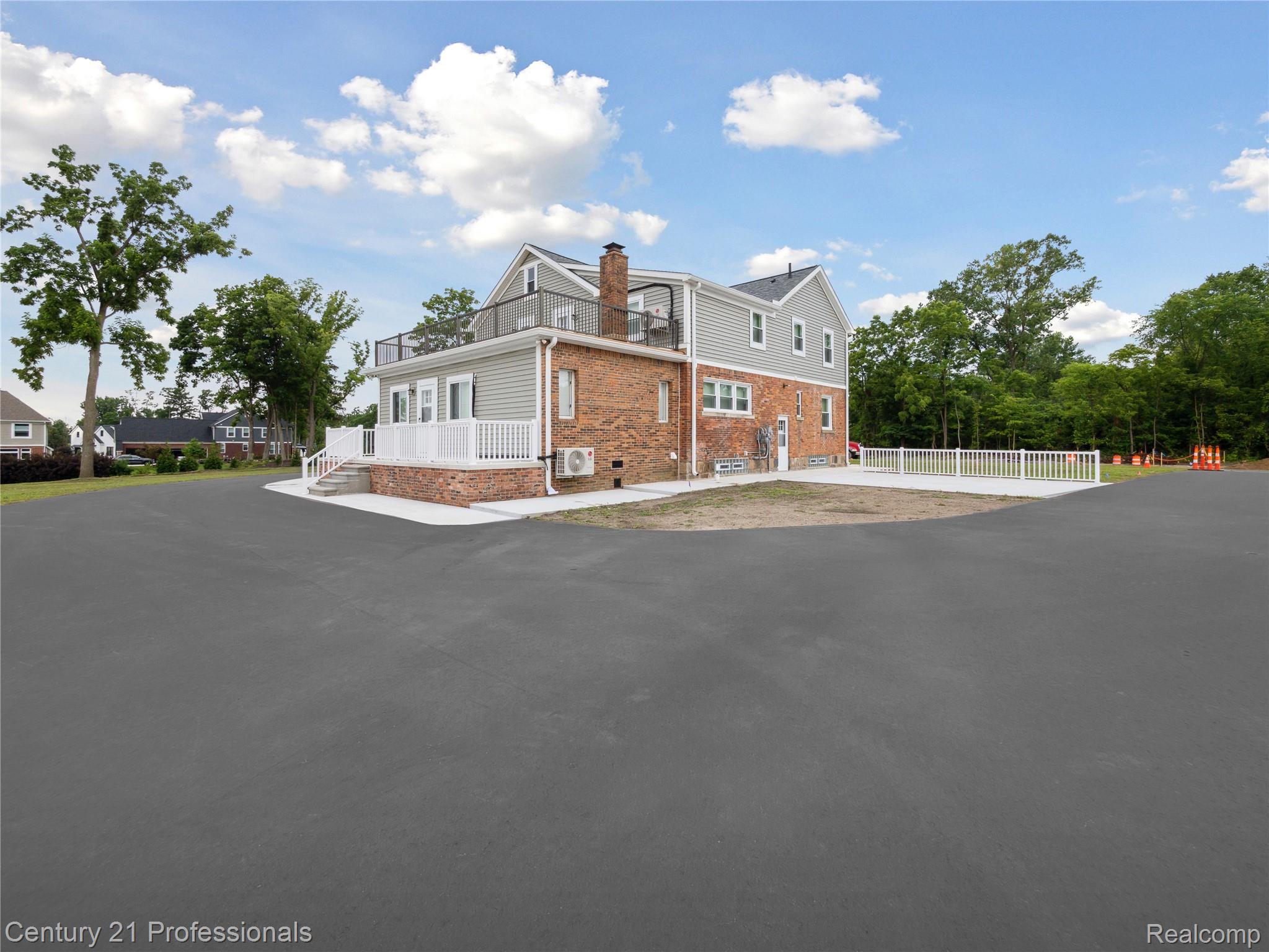 FarmingtonHills, Michigan, 48167, United States, 4 Bedrooms Bedrooms, ,4 BathroomsBathrooms,Residential,For Sale,1895323
