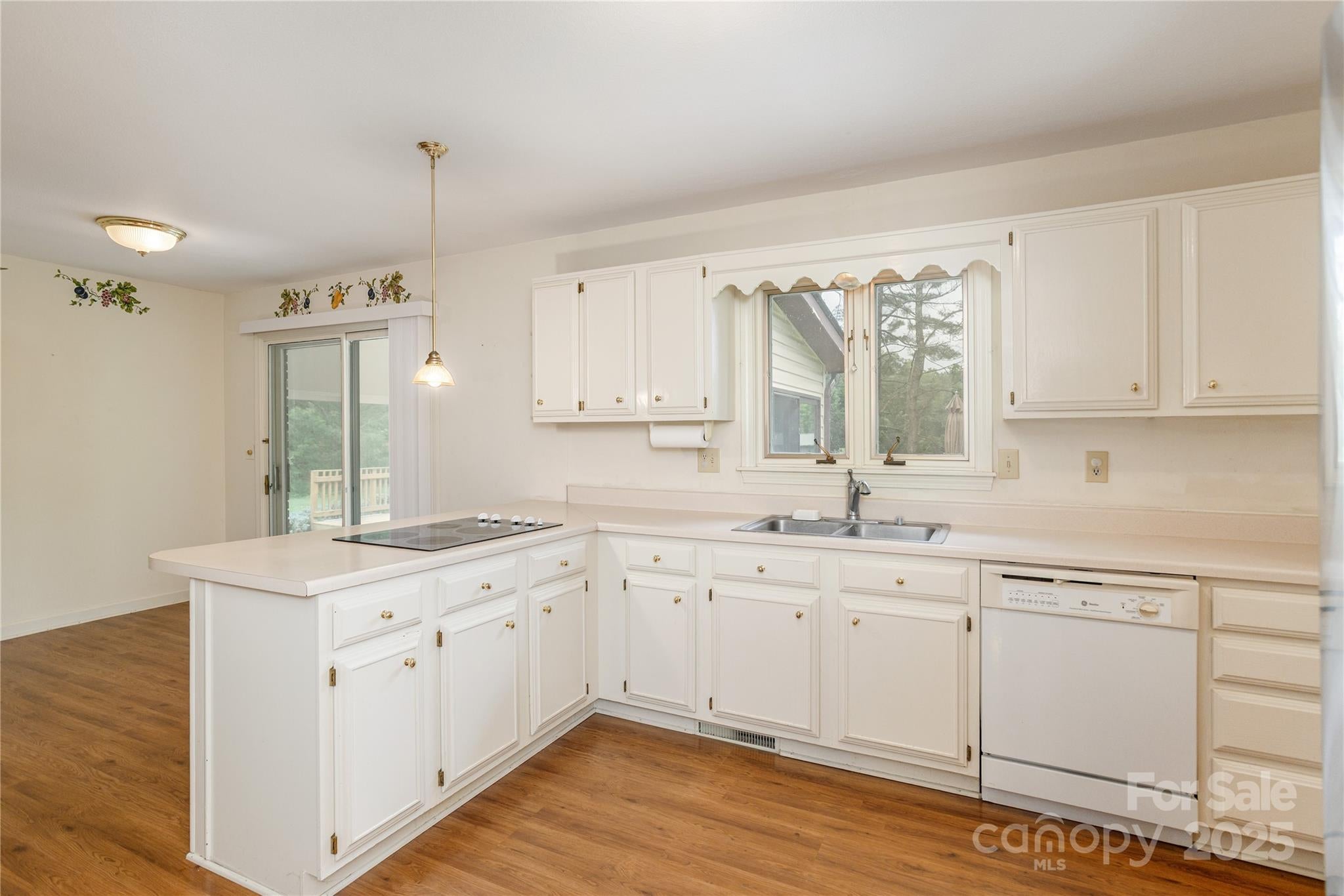 Hendersonville, North Carolina, 28791, United States, 3 Bedrooms Bedrooms, ,2 BathroomsBathrooms,Residential,For Sale,1910646