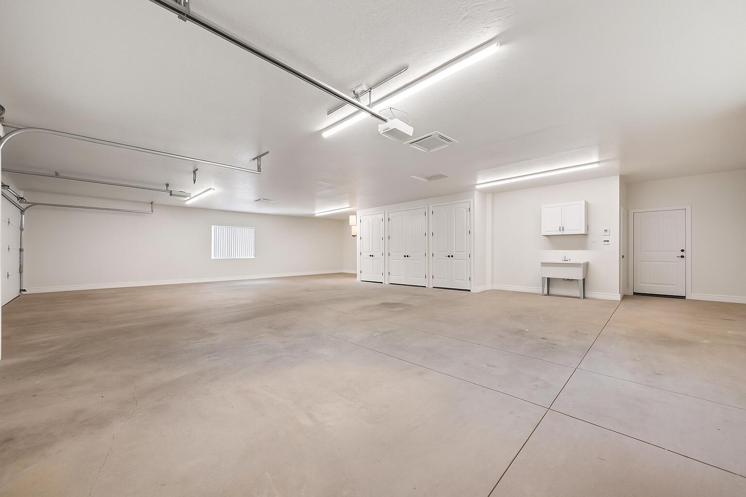 Leeds, Utah, 84746, United States, 5 Bedrooms Bedrooms, ,3 BathroomsBathrooms,Residential,For Sale,1979707