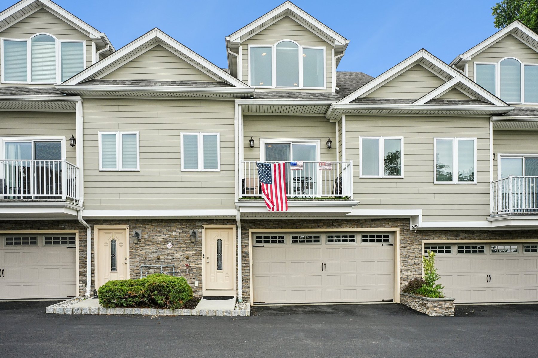  ?Steven Court Community? Meticulously Maintained Top to Bottom Townhome - 物件實景