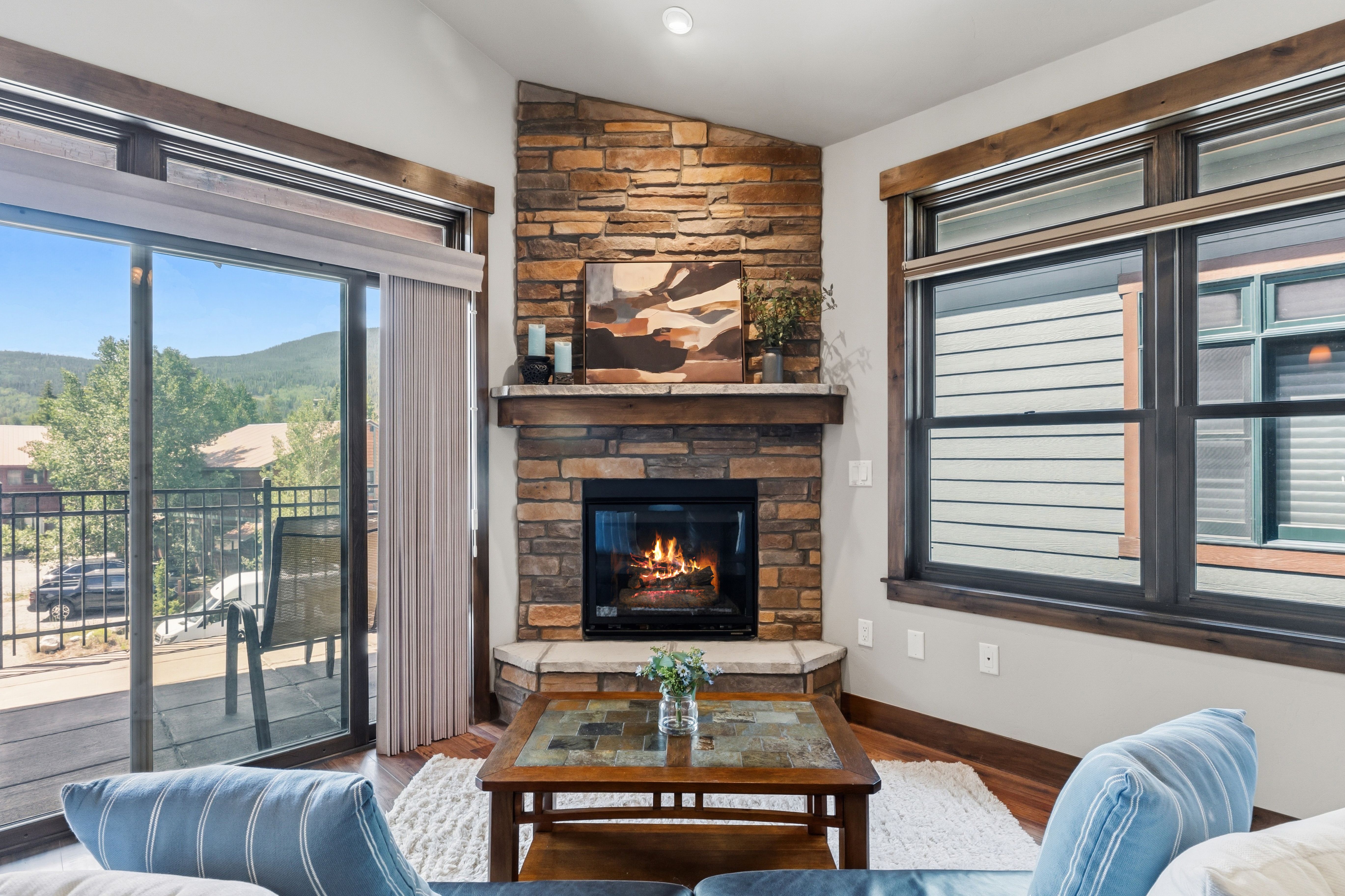  Light-Filled Corner Residence With Views of Mount Royal and Peak One - 物件實景