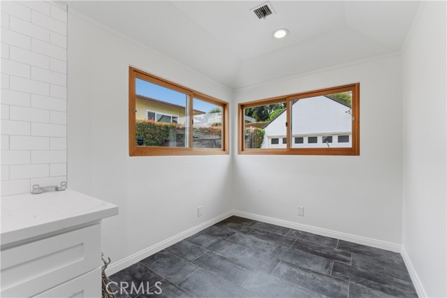 Los Angeles, California, 90043, United States, 3 Bedrooms Bedrooms, ,3 BathroomsBathrooms,Residential,For Sale,2049255