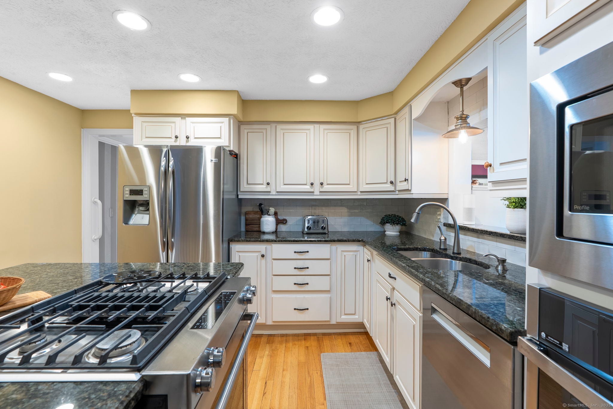 Rocky Hill, Connecticut, 06067, United States, 3 Bedrooms Bedrooms, ,3 BathroomsBathrooms,Residential,For Sale,1944890