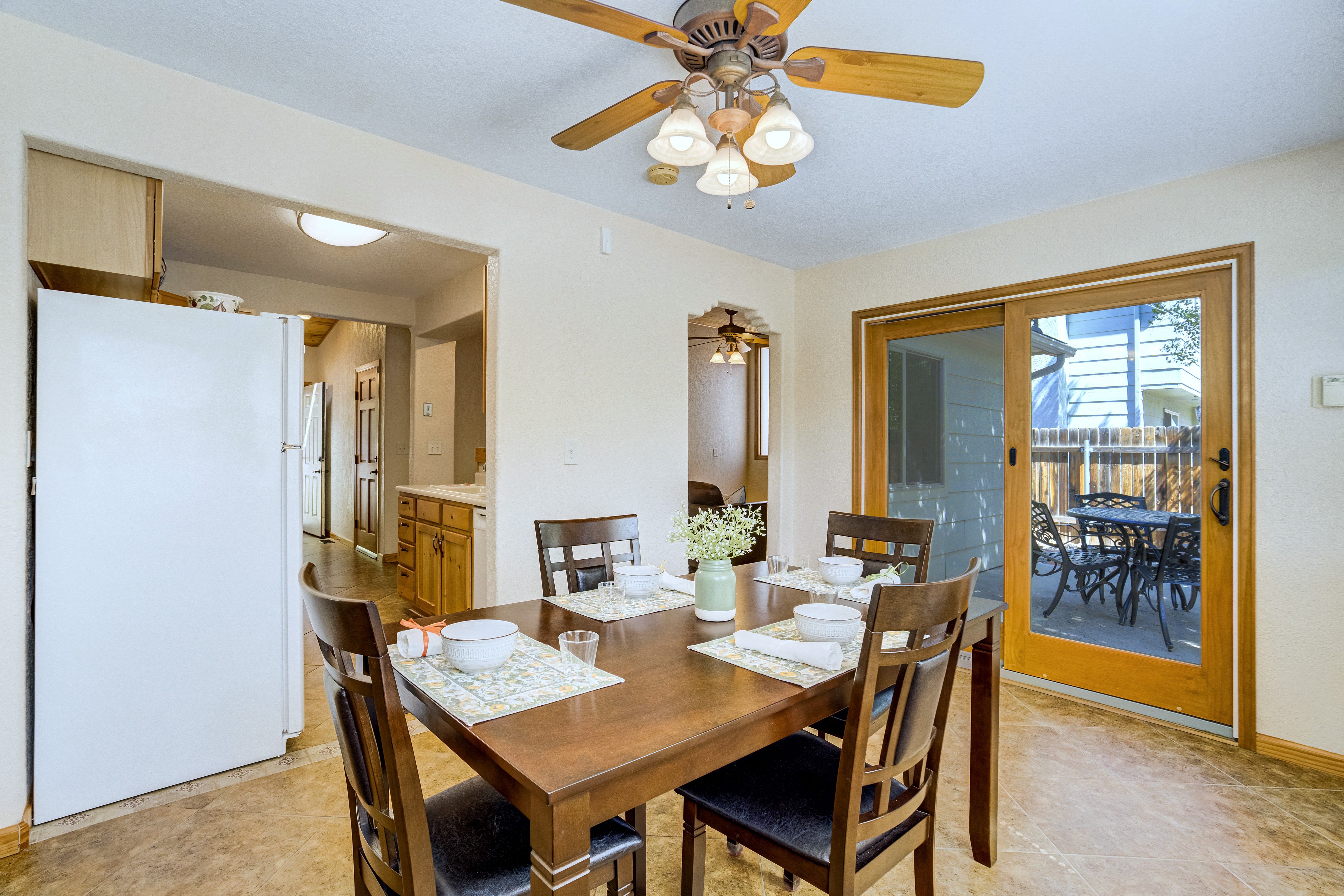  Nestled on a Spacious Corner Lot, Discover Mountain Charm w/ Warm Wood Accents - 物件實景