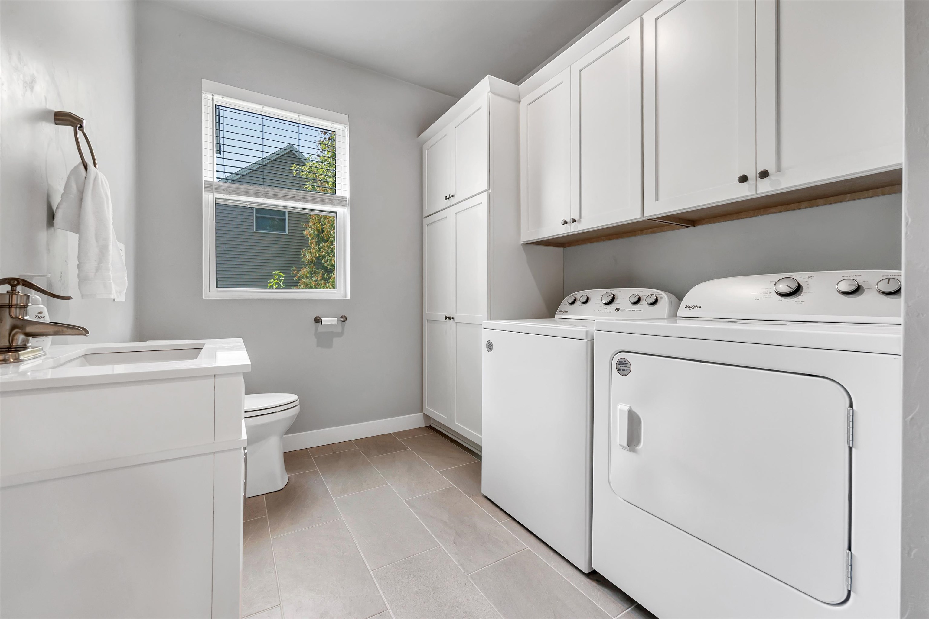 DE PERE, Wisconsin, 54115, United States, 4 Bedrooms Bedrooms, ,4 BathroomsBathrooms,Residential,For Sale,1948922