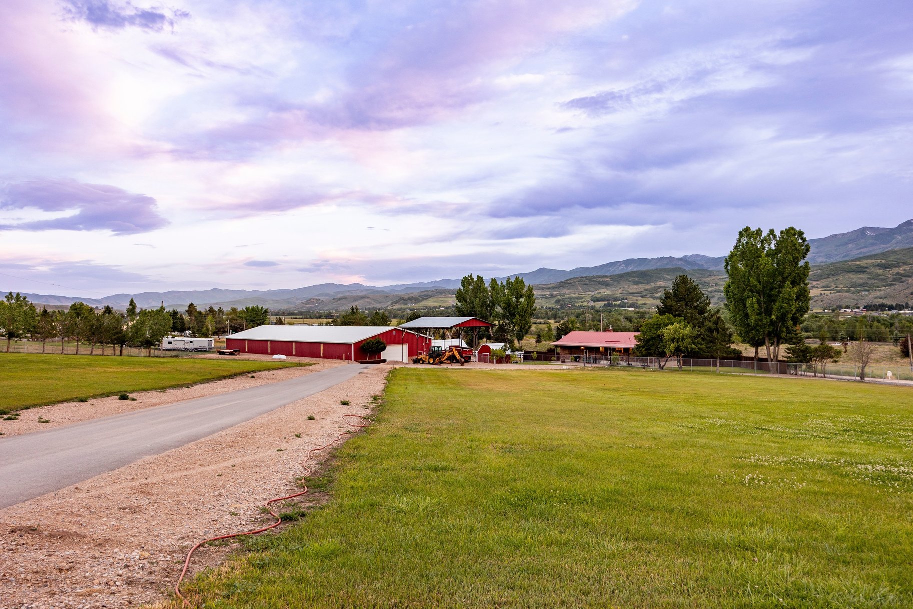  Incredibly Well-Maintained Horse Property with Indoor Arena & Views - 物件實景