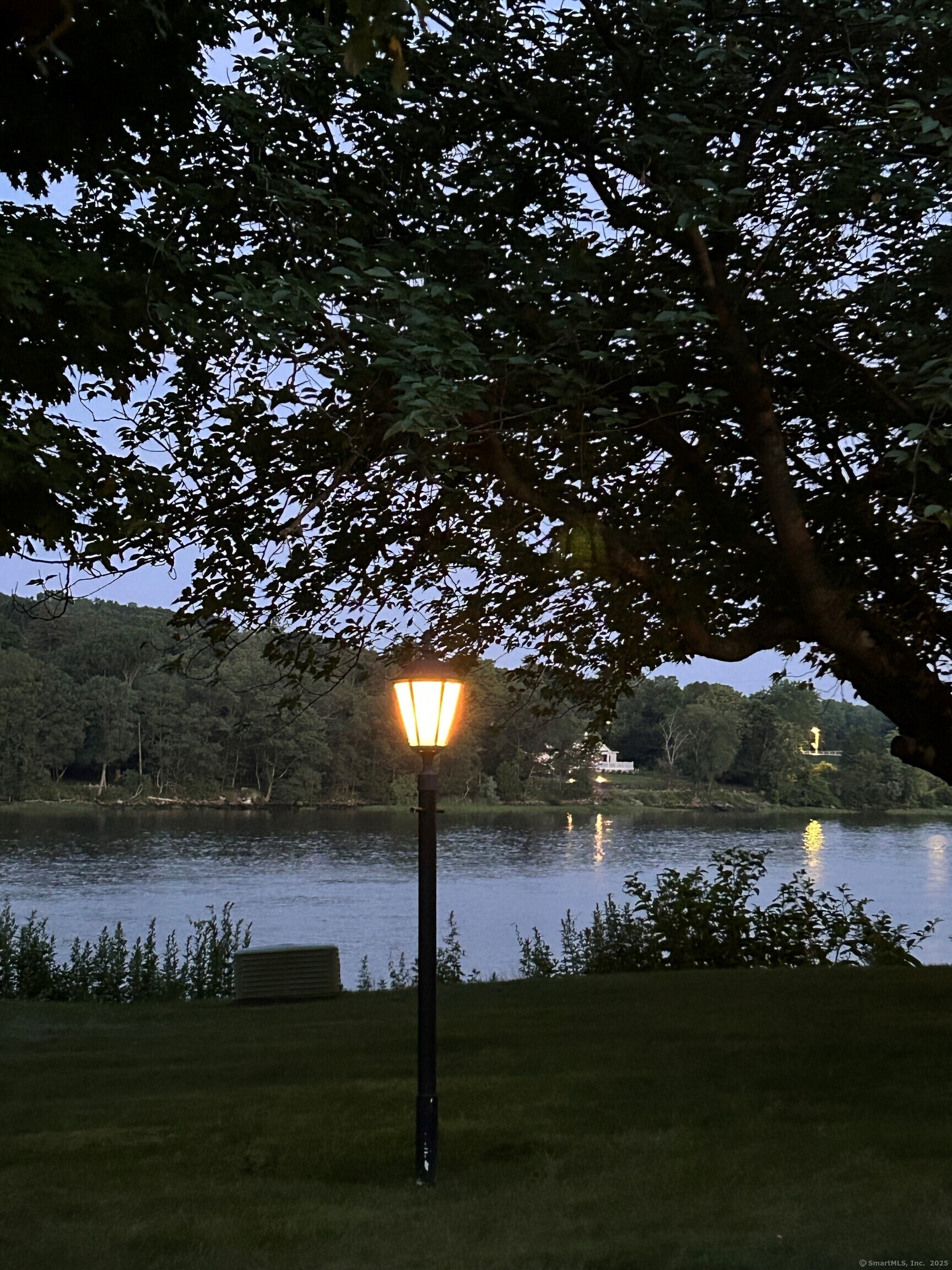 Stratford, Connecticut, 06614, United States, 2 Bedrooms Bedrooms, ,3 BathroomsBathrooms,Residential,For Sale,1885331