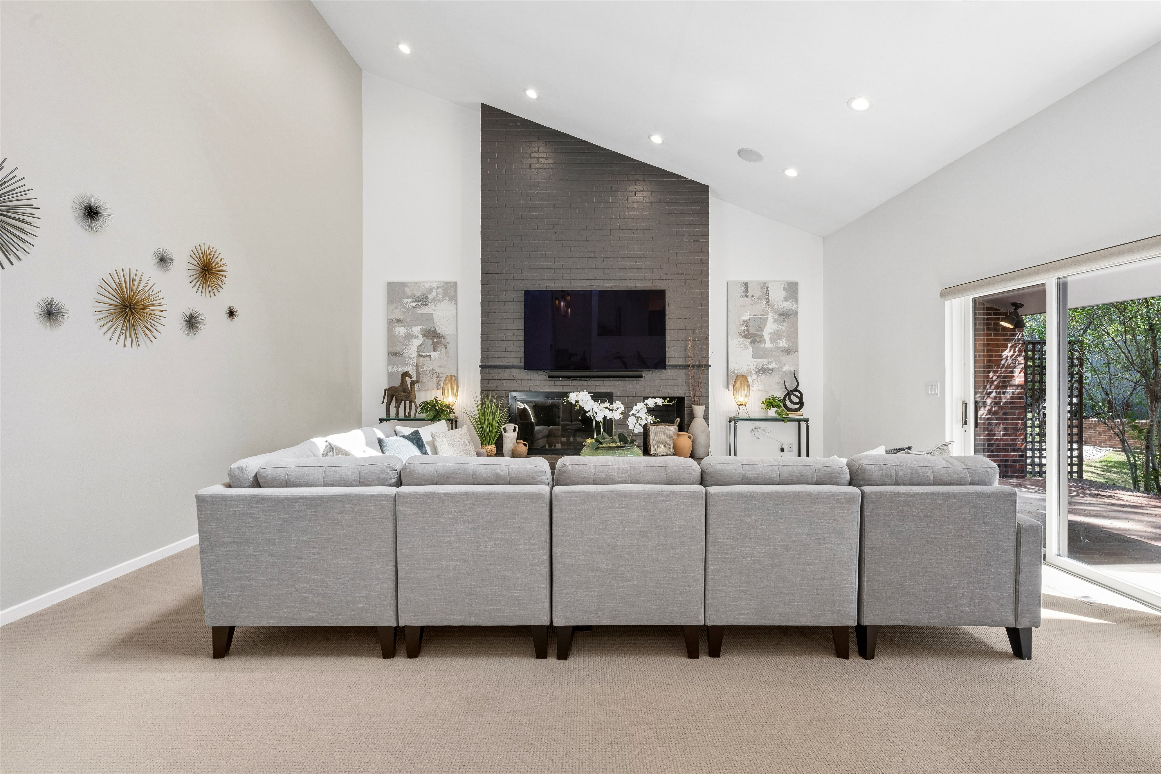  A Rare Offering: Five Bedrooms & Four Bathrooms Thoughtfully Designed Townhome - 物件實景