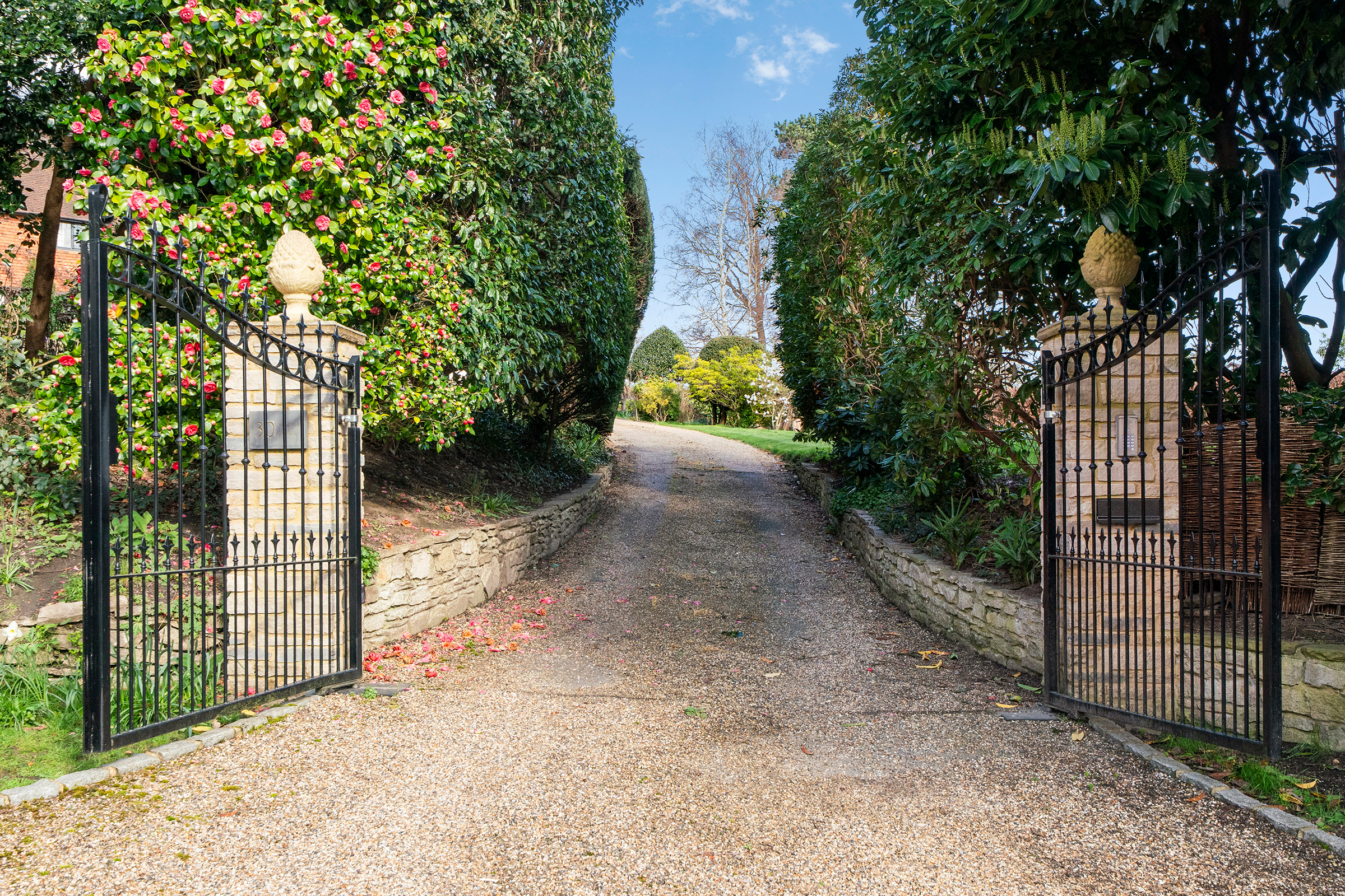  A Handsome House on One of Esher’s Most Coveted Private Roads - 物件實景