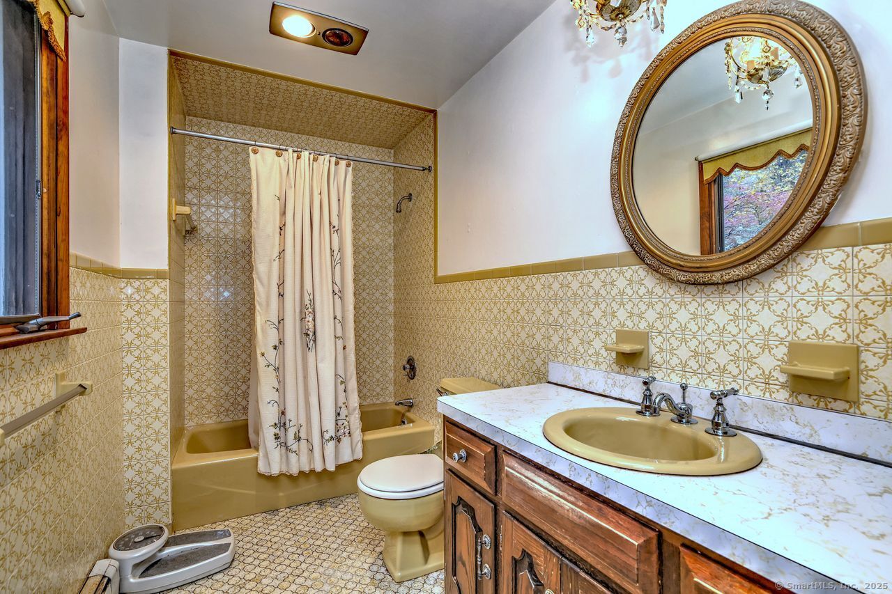 Trumbull, Connecticut, 06611, United States, 3 Bedrooms Bedrooms, ,2 BathroomsBathrooms,Residential,For Sale,1988138