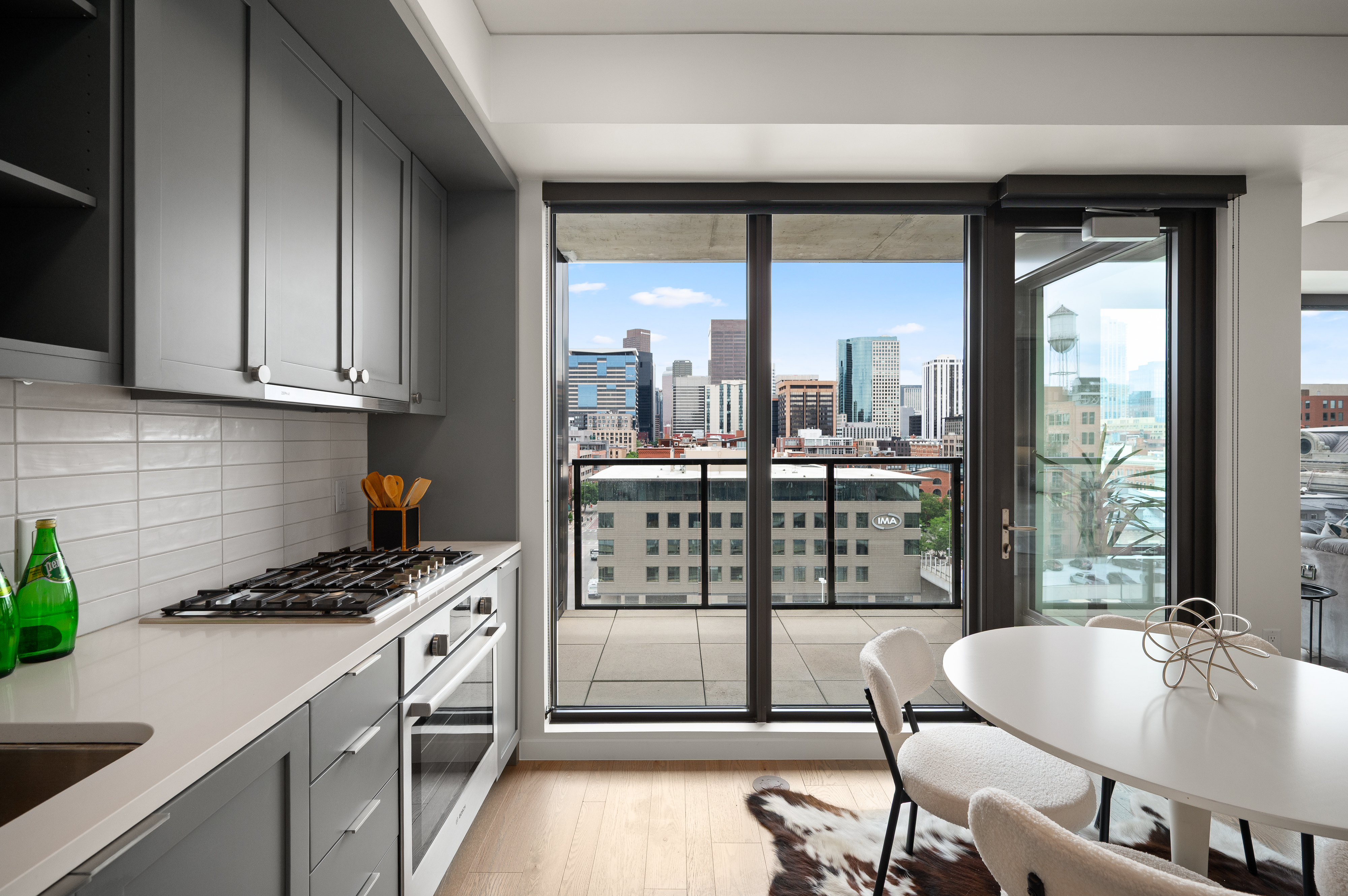  Phenomenal Views From The Floor To Ceiling Windows In This Downtown Building - 物件實景