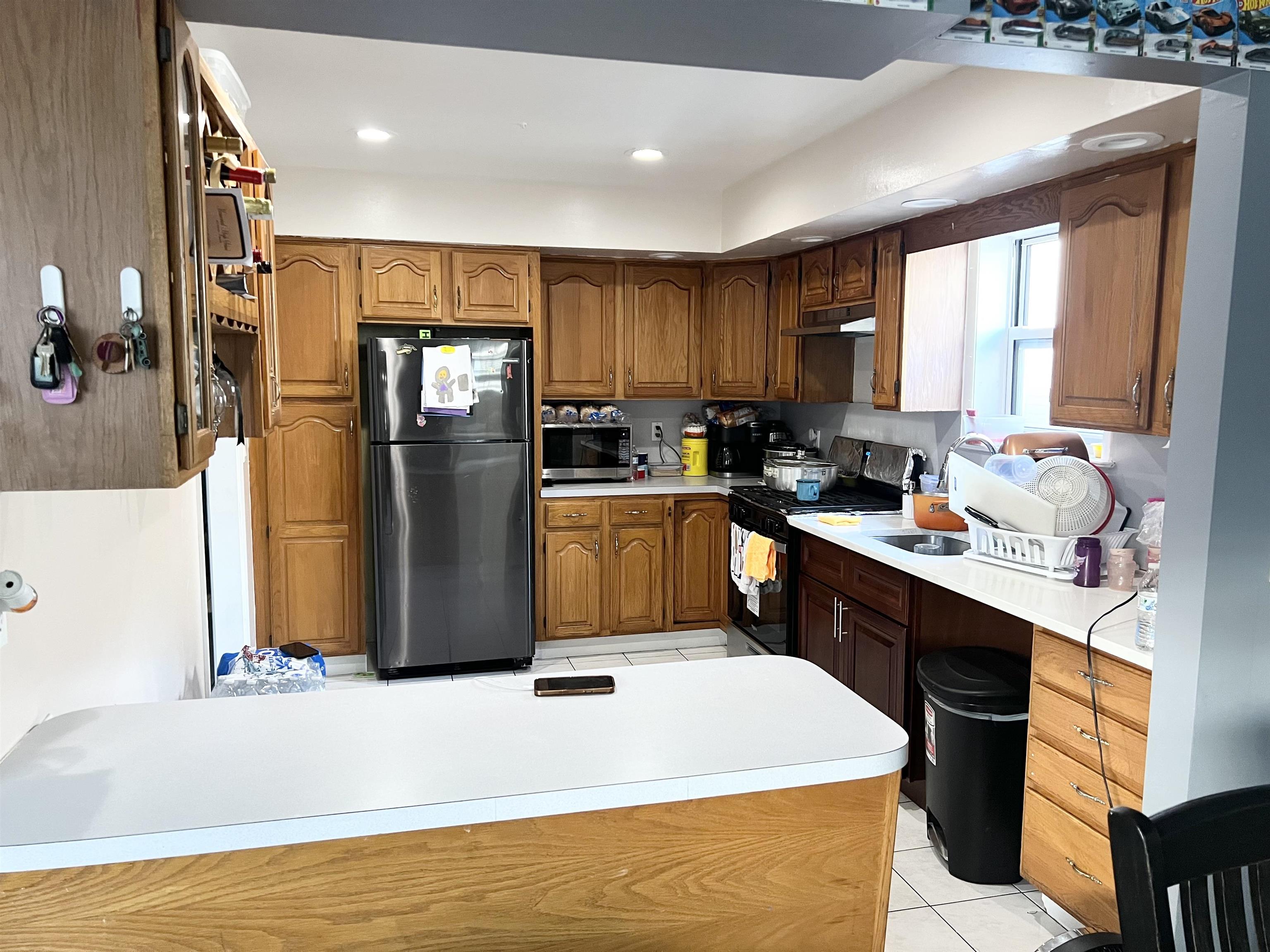 West New York, New Jersey, 07093, United States, 5 Bedrooms Bedrooms, ,2 BathroomsBathrooms,Residential,For Sale,1890881