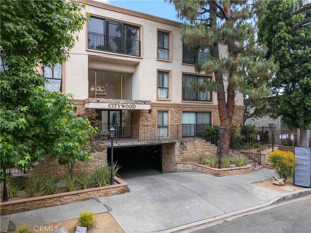 Sherman Oaks, California, 91411, United States, 2 Bedrooms Bedrooms, ,2 BathroomsBathrooms,Residential,For Sale,1847067