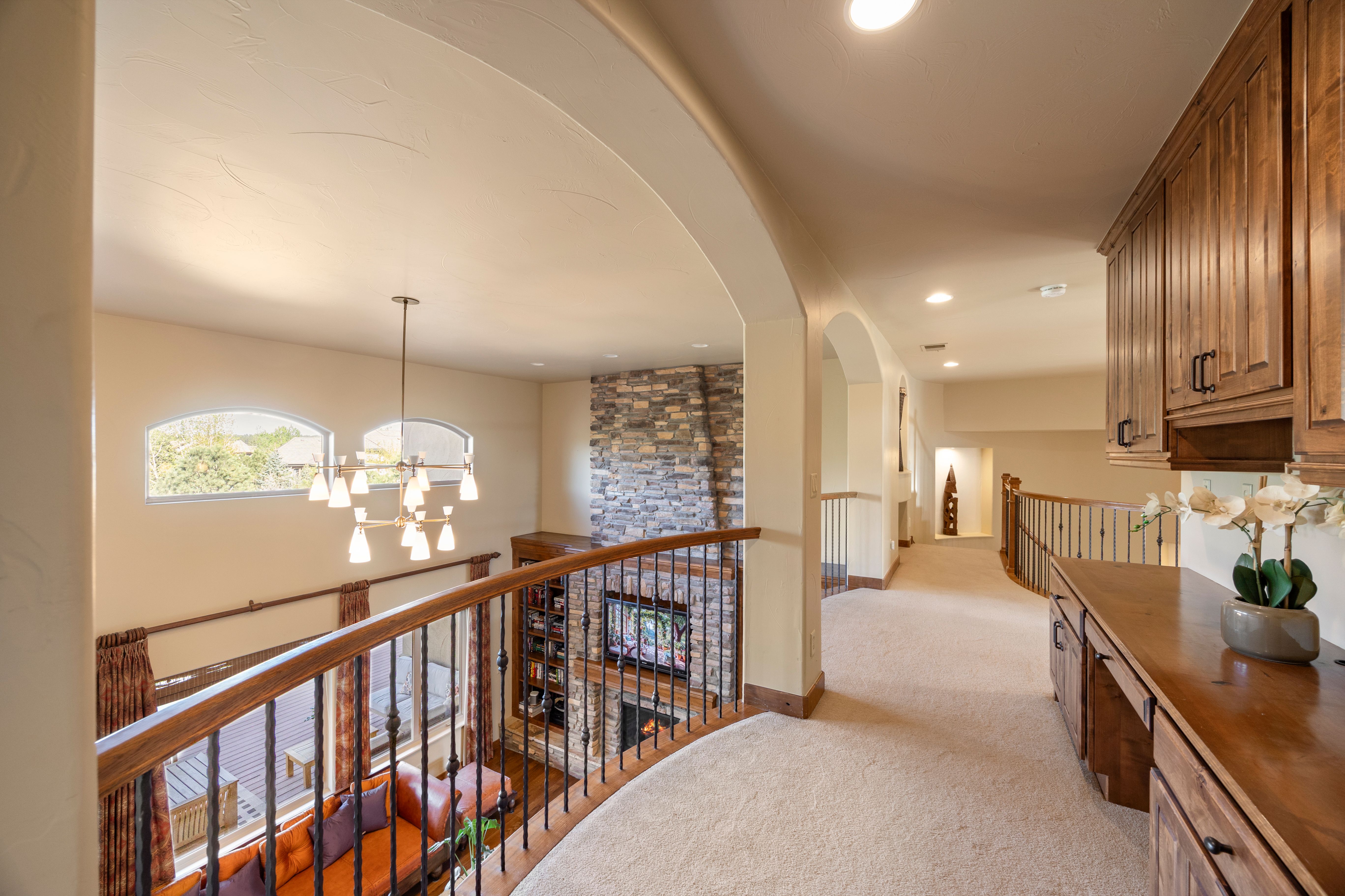  This Mountain Traditional residence is defined by its grand scale, - 物件實景