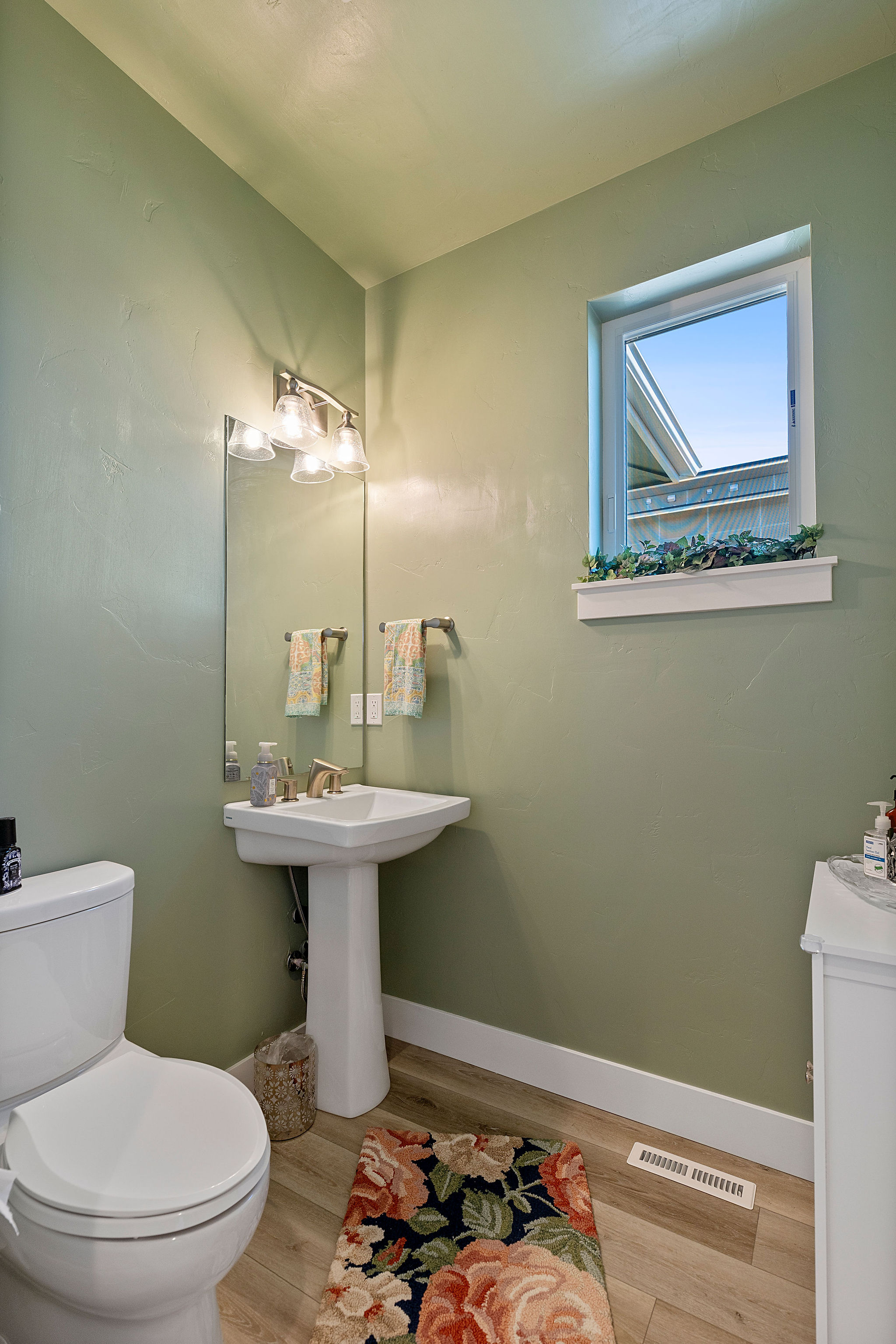 Redmond, Oregon, 97756, United States, 3 Bedrooms Bedrooms, ,3 BathroomsBathrooms,Residential,For Sale,1896821