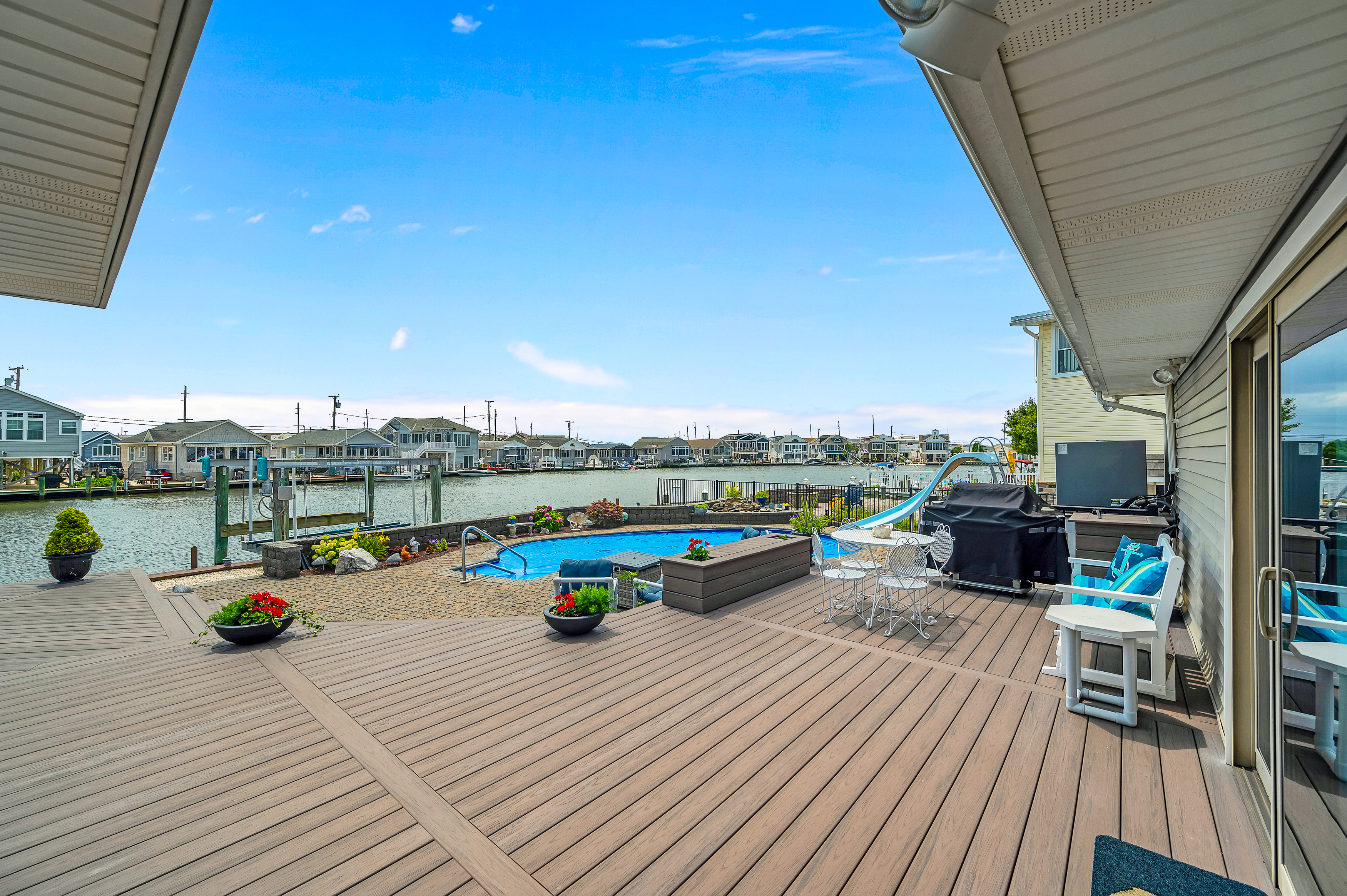  Spacious Waterfront Ranch With In-Ground Pool - 物件實景