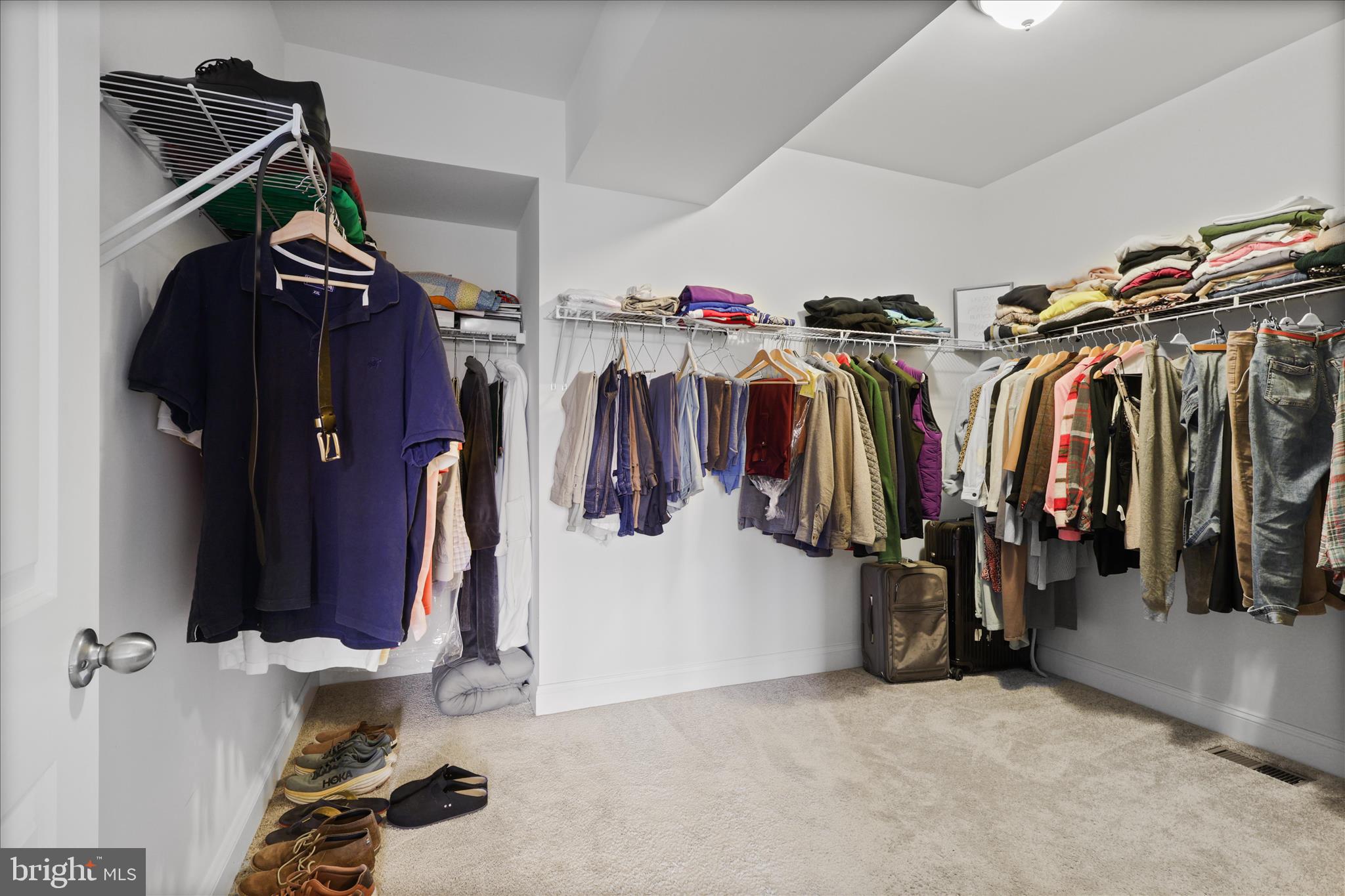 Aldie, Virginia, 20105, United States, 5 Bedrooms Bedrooms, ,5 BathroomsBathrooms,Residential,For Sale,1987386