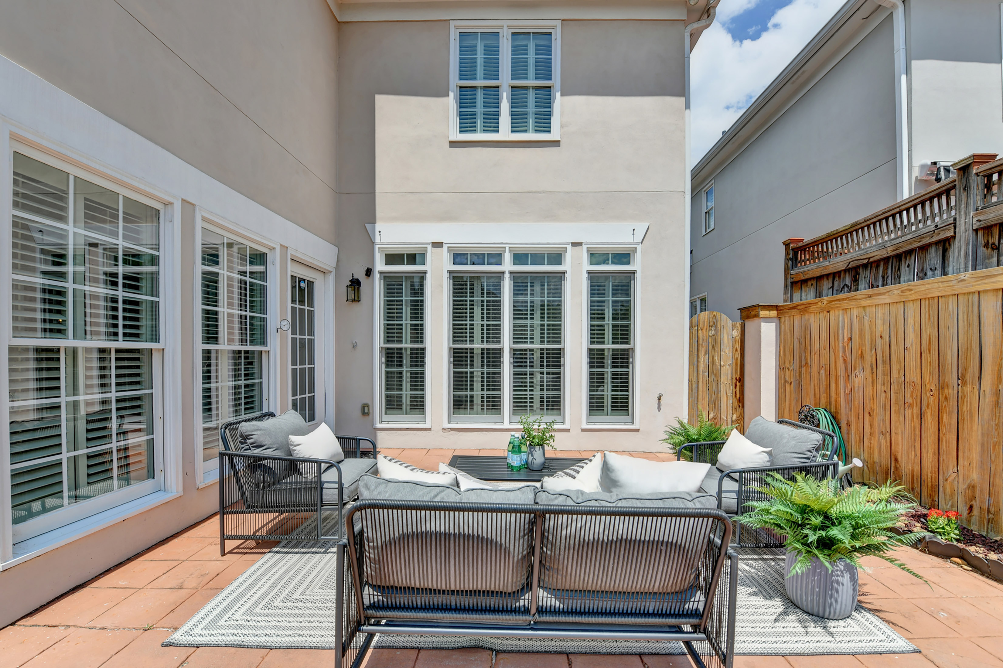  Charming Home Located In A Sought-After Swim And Tennis Community - 物件實景