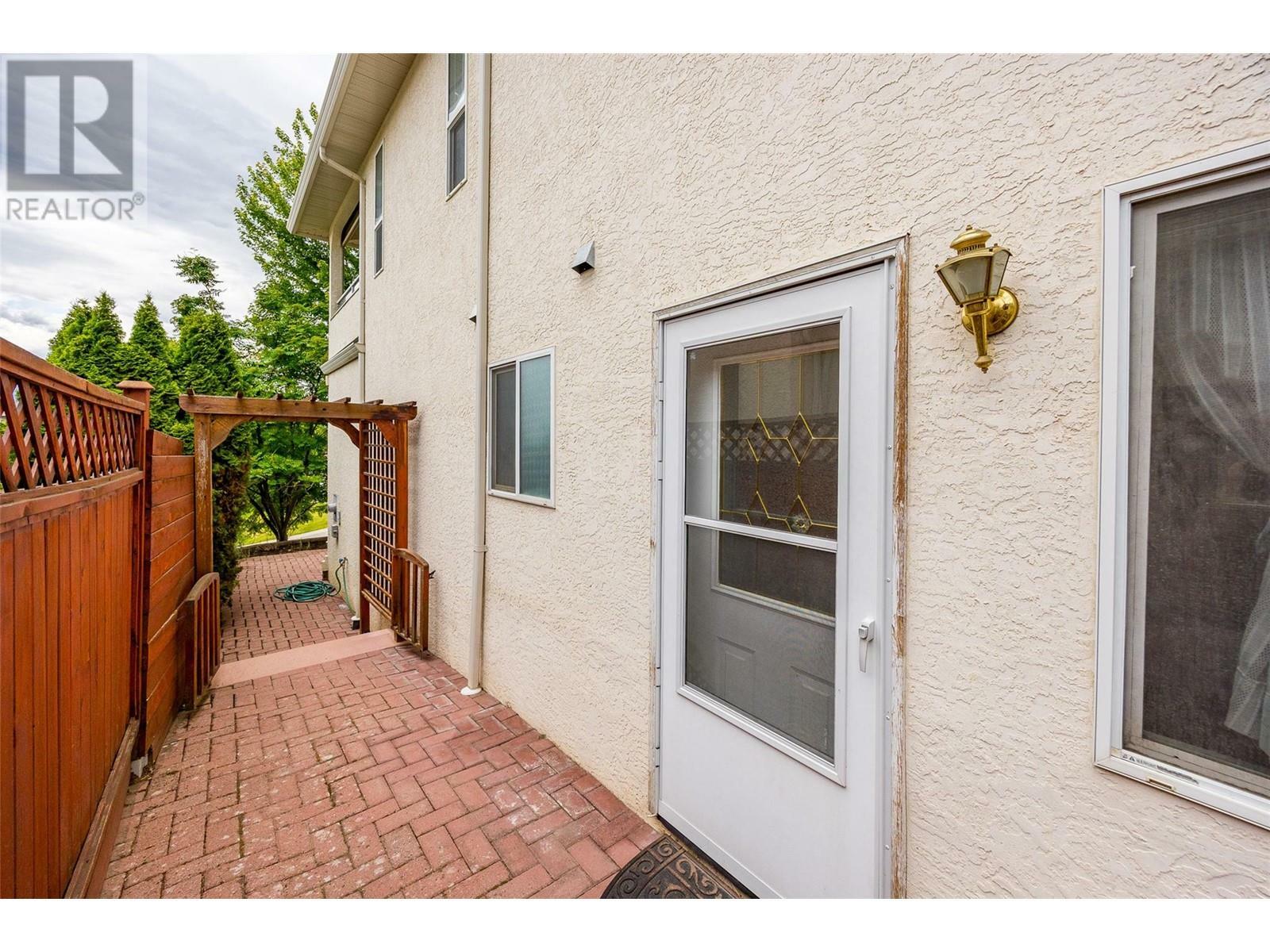 KELOWNA, British Columbia, V1V 1X3, CA, 4 Bedrooms Bedrooms, ,3 BathroomsBathrooms,Residential,For Sale,1876353