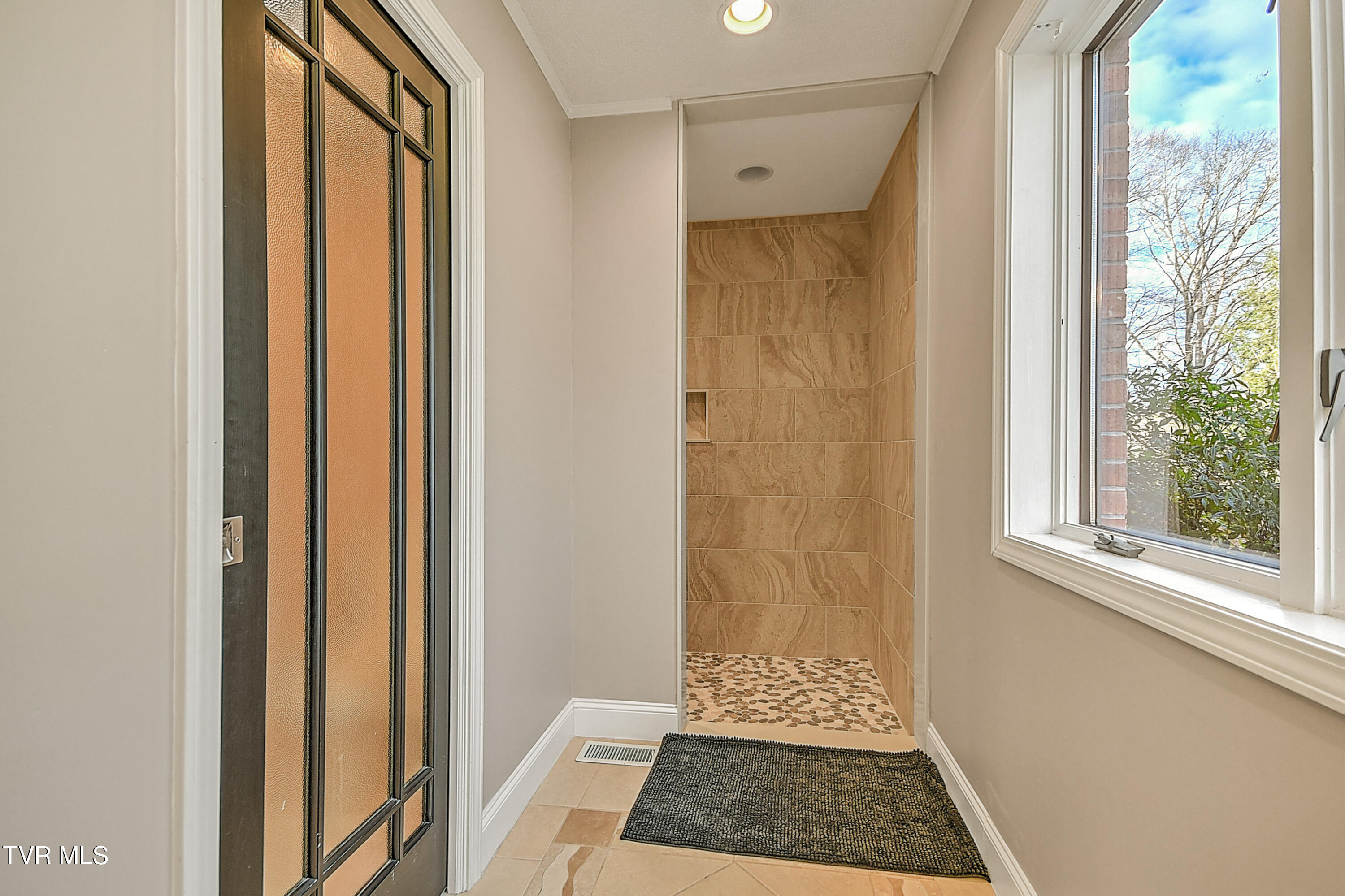 Jonesborough, Tennessee, 37659, United States, 6 Bedrooms Bedrooms, ,6 BathroomsBathrooms,Residential,For Sale,2011777