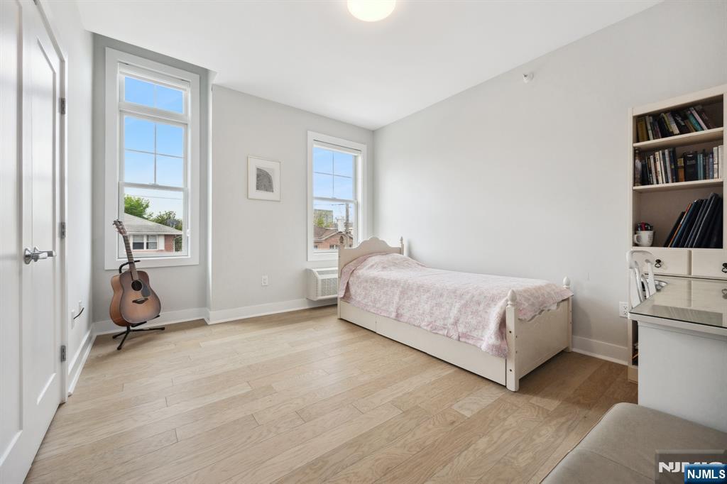 Fort Lee, New Jersey, 07024, United States, 3 Bedrooms Bedrooms, ,3 BathroomsBathrooms,Residential,For Sale,1932356