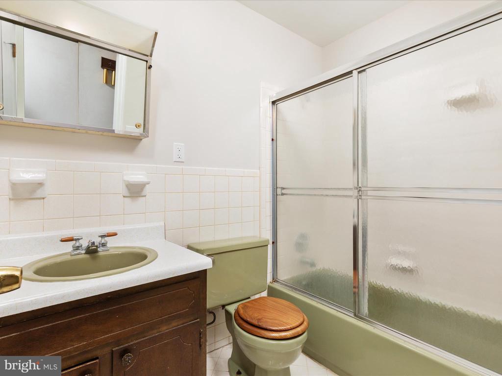 Leesburg, Virginia, 20176, United States, 6 Bedrooms Bedrooms, ,3 BathroomsBathrooms,Residential,For Sale,1979496